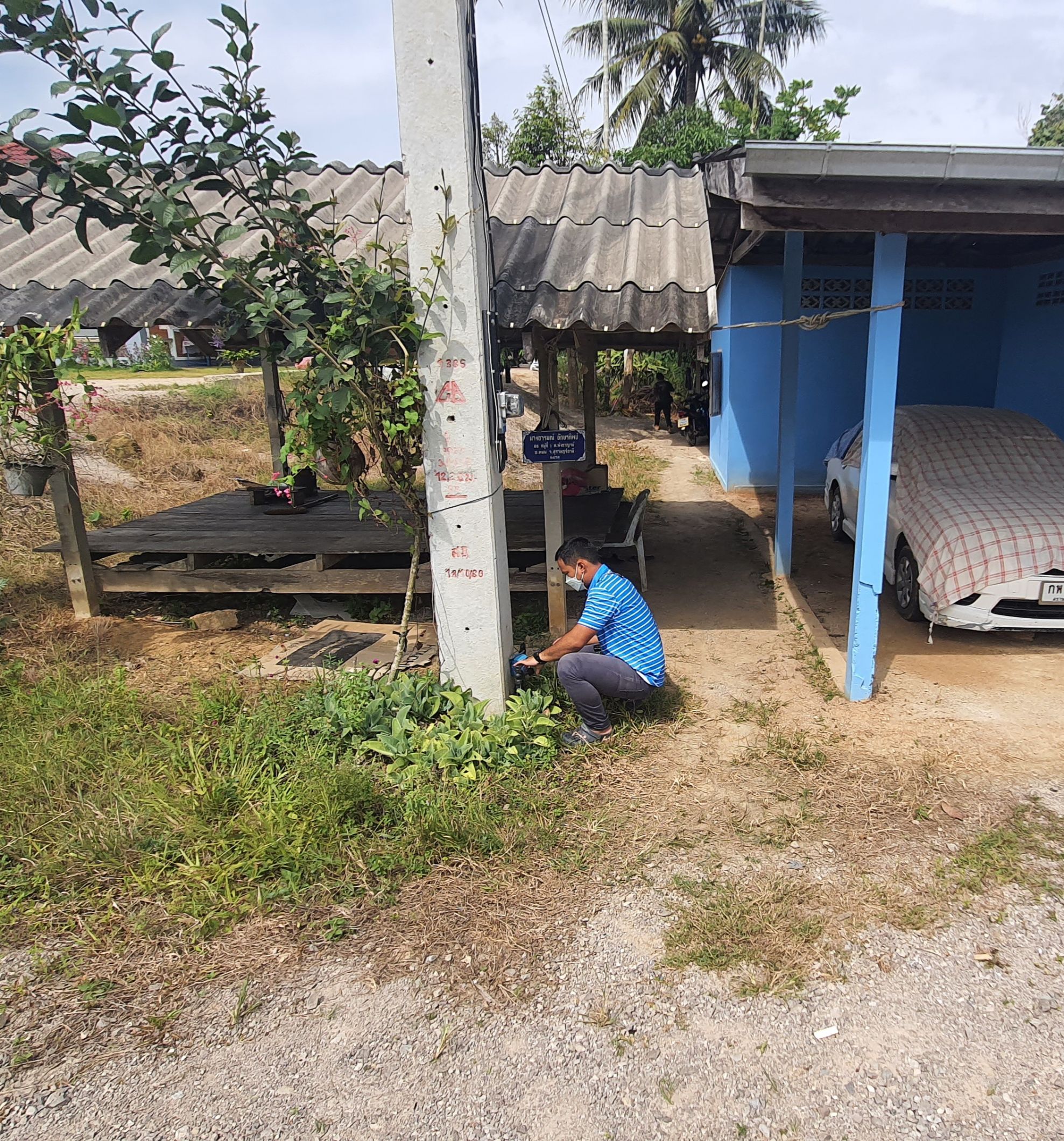 กปภ.สาขาบ้านตาขุน ตรวจวัดแรงดันน้ำ ณ บริเวณพื้นที่จ่ายน้ำ อำเภอพนม จังหวัดสุราษฎร์ธานี