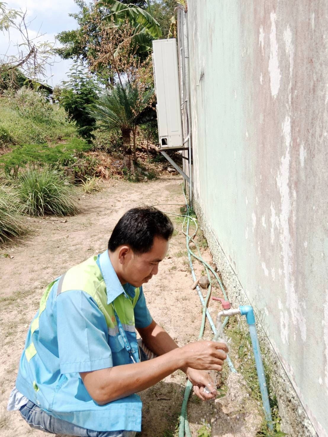 การประปาส่วนภูมิภาคสาขาอ่าวลึก ออกพื้นที่ตรวจสอบคุณภาพน้ำประปา ตรวจวัดค่าคลอรีน ค่าความขุ่นในน้ำประปา ในพื้นที่หลังตลาดสดเทศบาลตำบลปลายพระยา