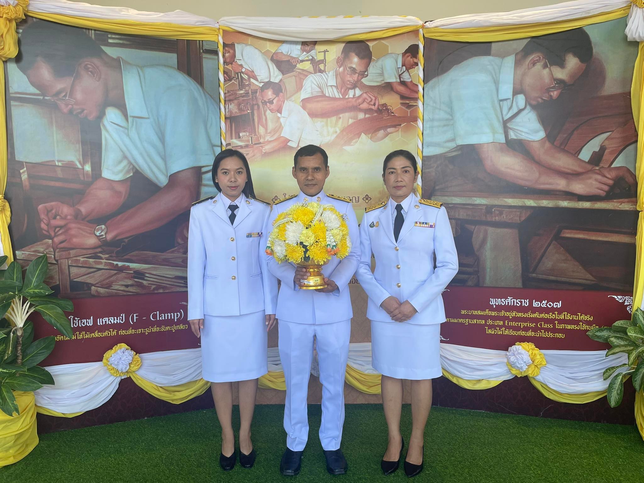 กปภ.สาขาพังงา ร่วมพิธีวางพานพุ่มดอกไม้ถวายเครื่องราชสักการะแด่พระบาทสมเด็จพระบรมชนกาธิเบศร มหาภูมิพลอดุลยเดชมหาราช บรมนาถบพิตร พระบิดาแห่งมาตรฐานการช่างไทย