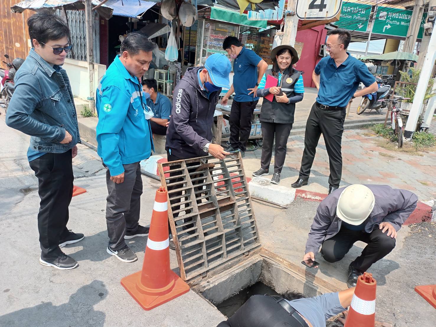 กปภ.สาขาอ้อมน้อย ร่วมกับ บมจ.ทีทีดับบลิว "ตรวจสอบท่อ" ณ บริเวณสามแยกอ้อมน้อย