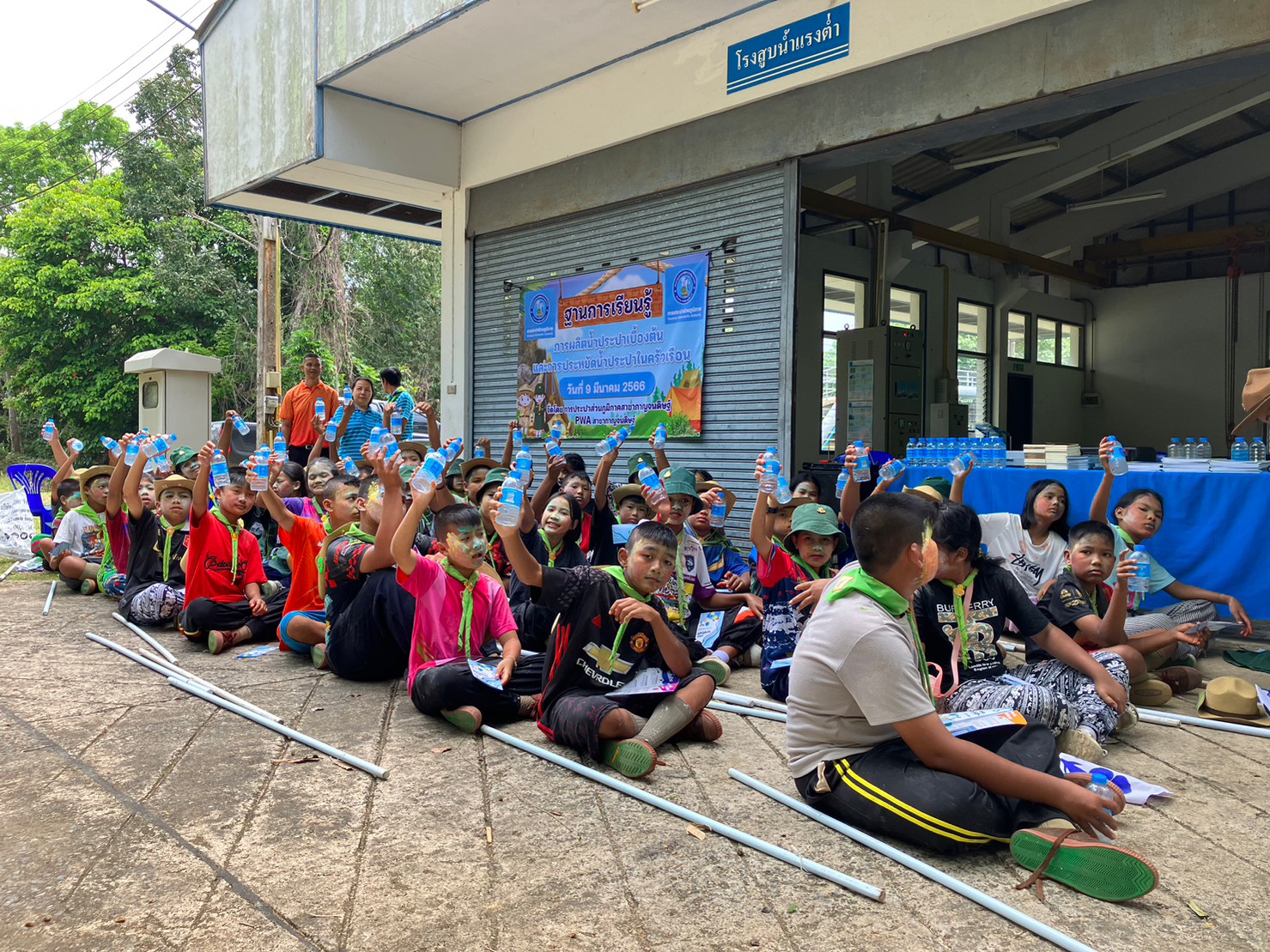 การประปาส่วนภูมิภาคสาขากาญจนดิษฐ์ ร่วมกับสถานศึกษาในสังกัดอำภอดอนสัก จัดกิจกรรมฐานความรู้ให้กับลูกเสือ เนตรนารี โรงเรียนในอำเภอดอนสักจำนวน 7 โรงเรียน