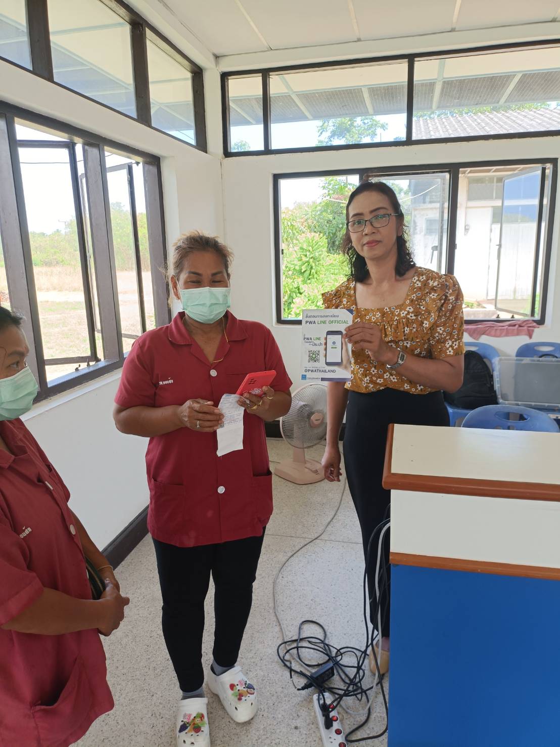 การประปาส่วนภูมิภาคสาขากาญจนดิษฐ์ ภายใต้การบริหารของนายสุรพงศ์ สมหวัง ผู้จัดการการประปาส่วนภูมิภาคสาขากาญจนดิษฐ์ มอบหมายงานจัดเก็บรายได้พร้อมพนักงานในสังกัดให้การแนะนำการใช้ PWA Plus Life+ เพิ่มความสะดวกรวดเร็ว ครบจบในแอปเดียว จะจ่าย จะแจ้ง แอปเดียวจบ! ดาวน์โหลดฟรีไม่มีค่าใช้จ่าย แอปพลิเคชั่นเพื่ออำนวยความสะดวกให้แก่ผู้ใช้น้ำของ กปภ....