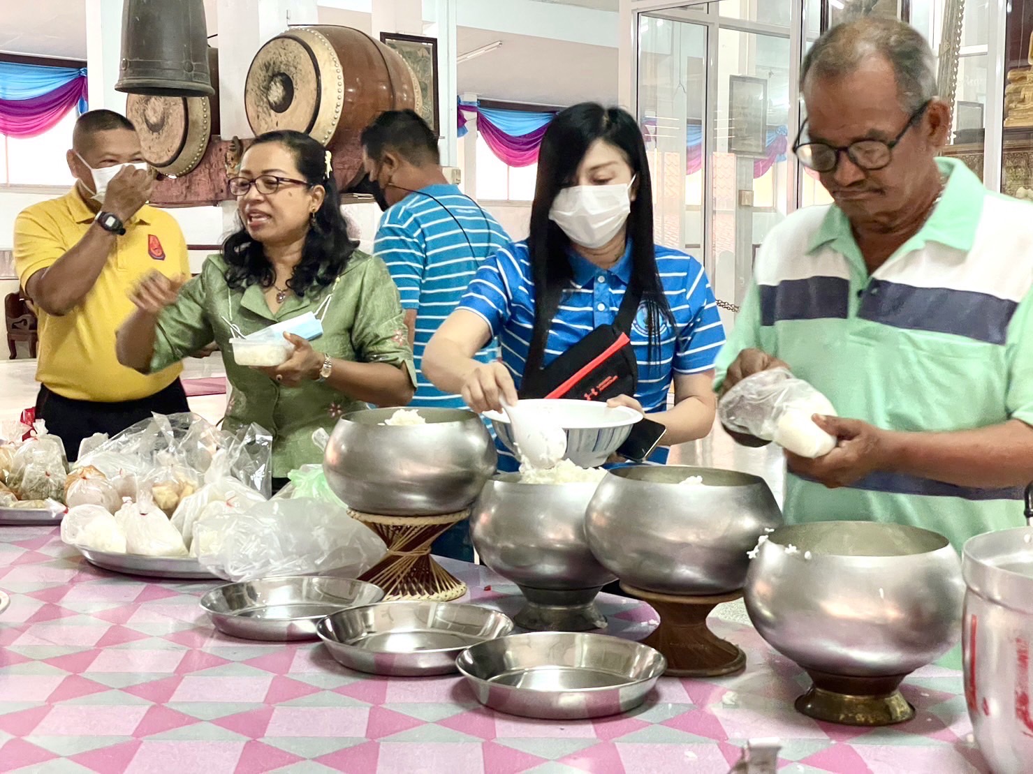 กปภ.สาขาขลุง เข้าร่วมกิจกรรมเข้าวัดทำบุญวันธรรมสวนะ (วันพระ) ณ วัดวันยาวบน ตำบลขลุง อำเภอขลุง จังหวัดจันทบุรี