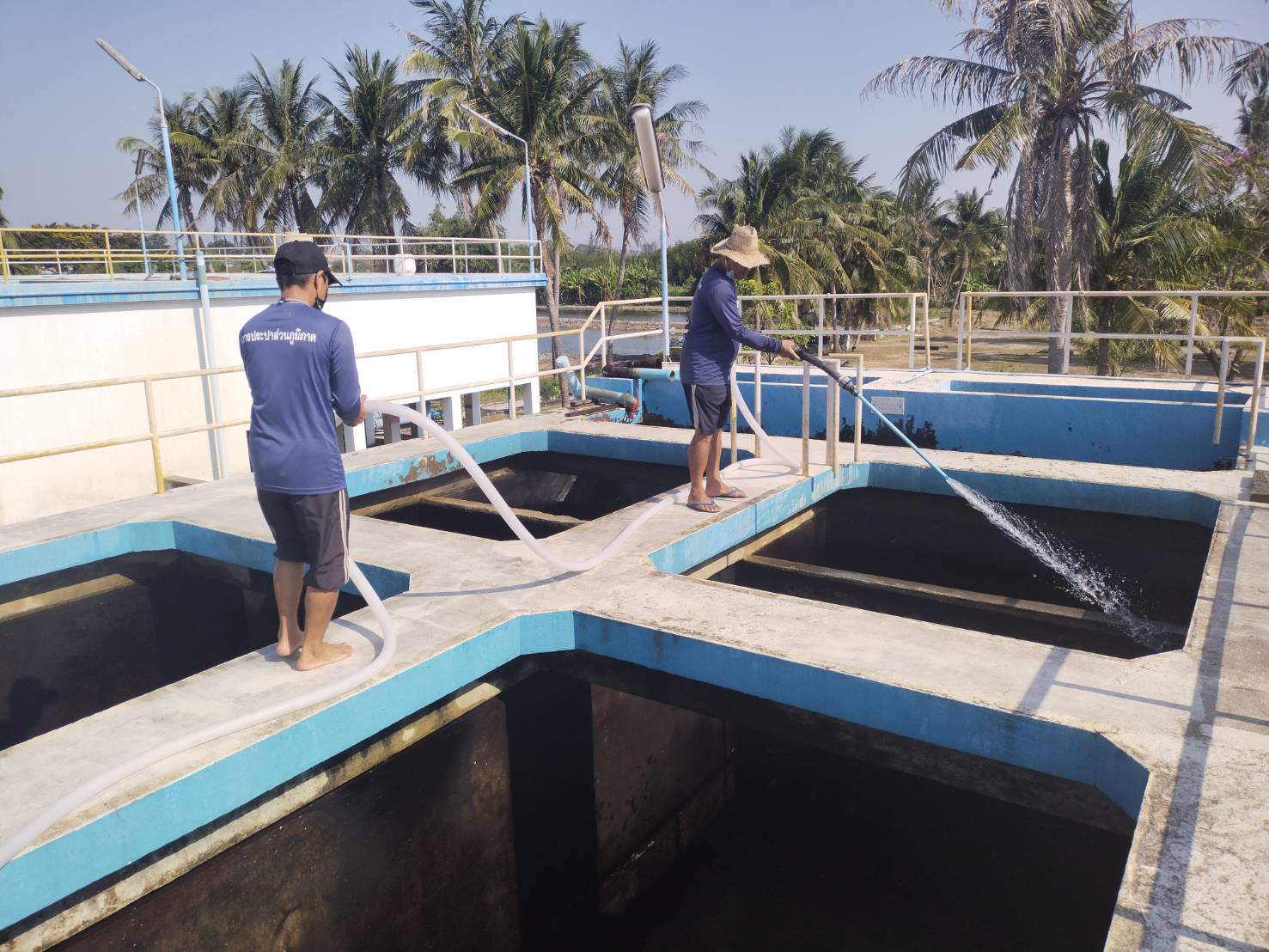 การประปาส่วนภูมิภาคสาขาประจวบคีรีขันธ์ ดำเนินการล้างถังตกตะกอนโรงกรองขนาด 400 ลบม./ชม. ฝั่งตะวันตก และโรงกรองขนาด 200 ลบม./ชม.