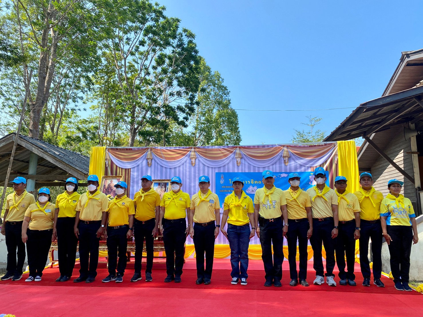 กปภ.สาขากระบี่ สนับสนุนน้ำดื่มบรรจุขวด กปภ. และร่วมกิจกรรมจิตอาสาพัฒนา ปรับปรุงภูมิทัศน์ทำความสะอาดลำน้ำ คูคลอง โดยรอบอนุสรณ์สถานประติมากรรม ภูมิในภักดิ์ รักในหลวง ณ วัดสุวรรณธาราราม หมู่ที่ 9 ตำบลกระบี่น้อย อำเภอเมืองกระบี่ จังหวัดกระบี่