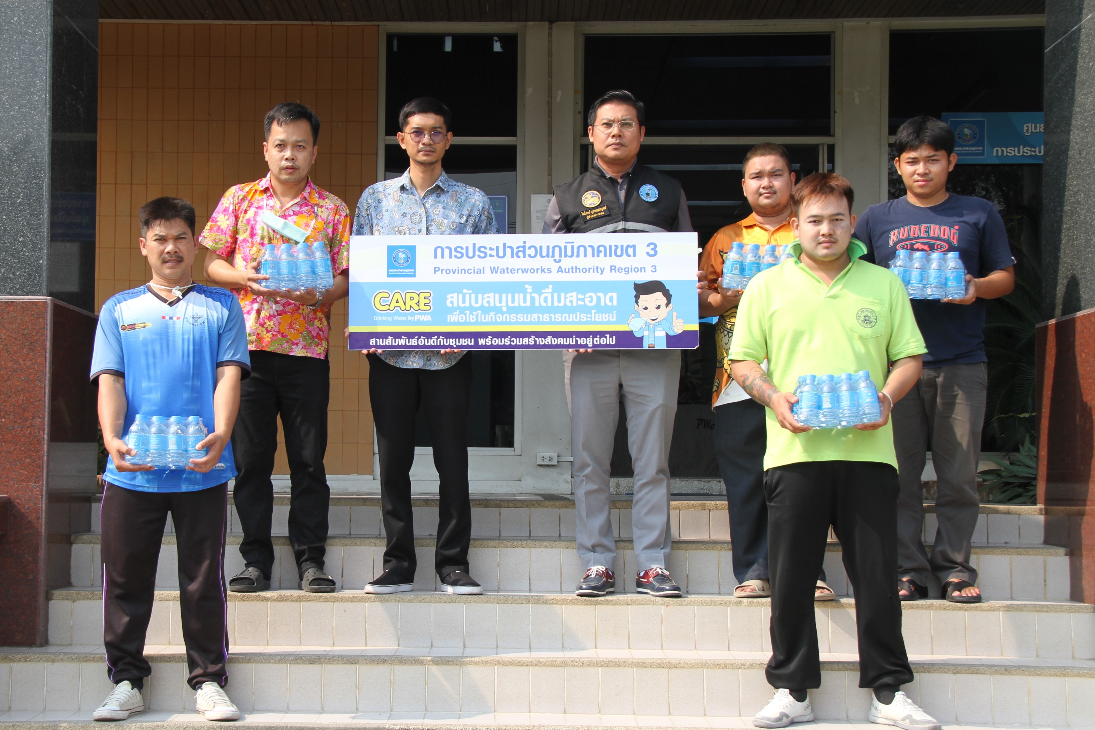 กปภ.ข.๓ สนับสนุนน้ำดื่มตราสัญลักษณ์ กปภ. ให้แก่เทศบาลตำบลท่าผา เพื่อใช้ในประเพณีวันสงกรานต์