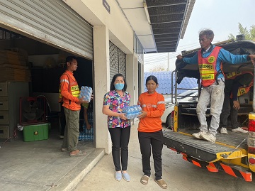 การประปาส่วนภูมิภาคสาขาพยุหะคีรี สนับสนุนน้ำดื่มบรรจุขวดให้แก่ หมวดทางหลวงนครสวรรค์ ที่1