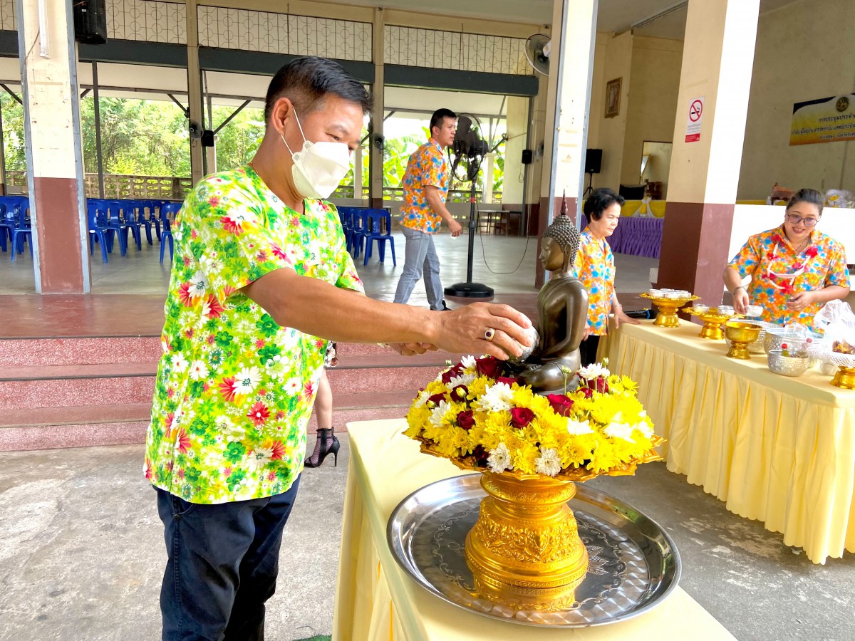 กปภ.สาขาขลุง เข้าร่วมพิธีสรงน้ำพระพุทธรูปประจำอำเภอ และรดน้ำขอพรนายอำเภอขลุง เนื่องในเทศกาลสงกรานต์ (วันปีใหม่ไทย) พร้อมมอบน้ำดื่มตราสัญลักษณ์ กปภ.
