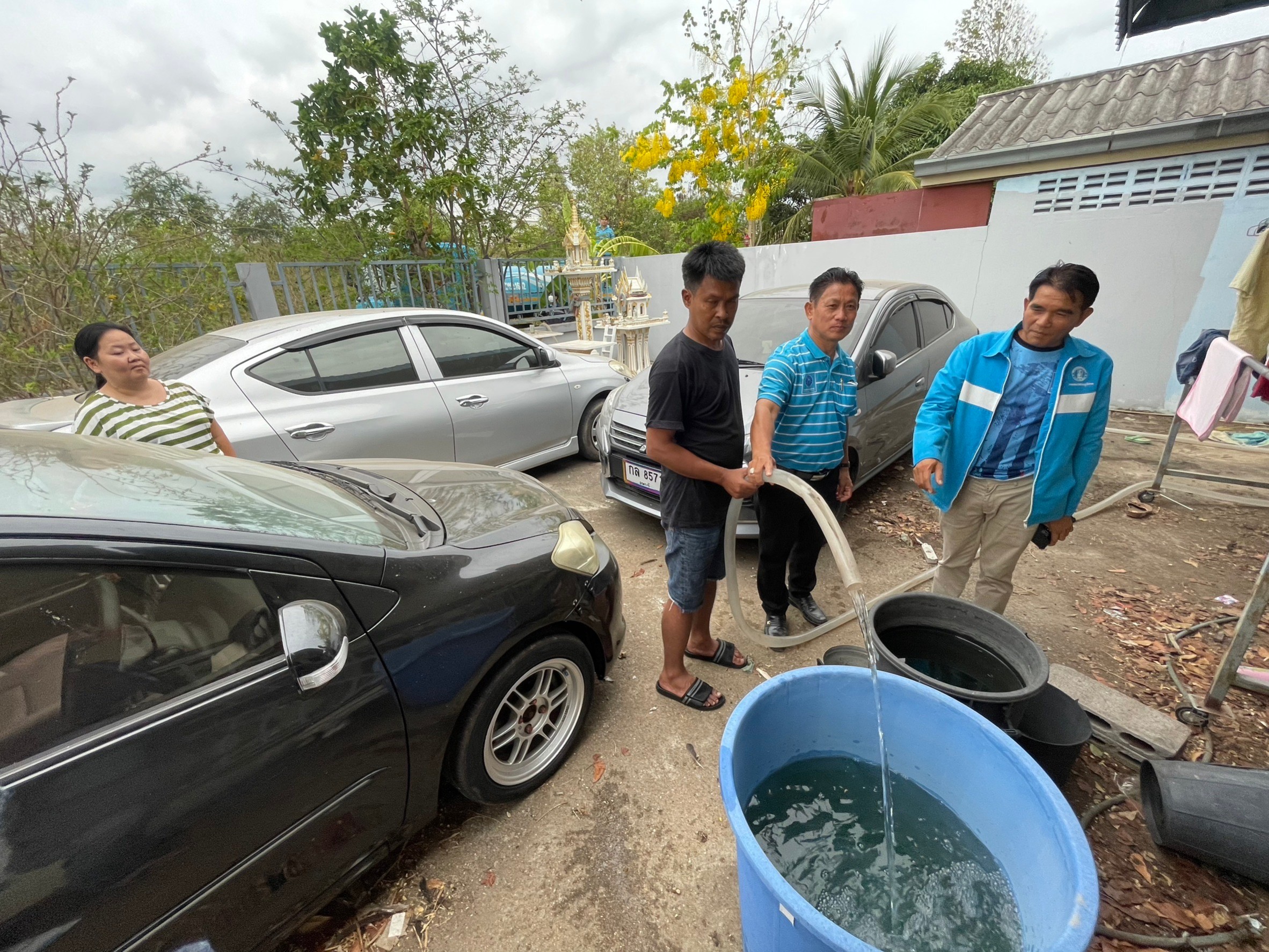 การประปาส่วนภูมิภาคสาขาปราณบุรี ดำเนินกิจกรรมตามโครงการ CSR โดยการนำรถแจกจ่ายน้ำประปาให้กับผู้ใช้น้ำที่เดือดร้อนจากการขาดแคลนน้ำประปา