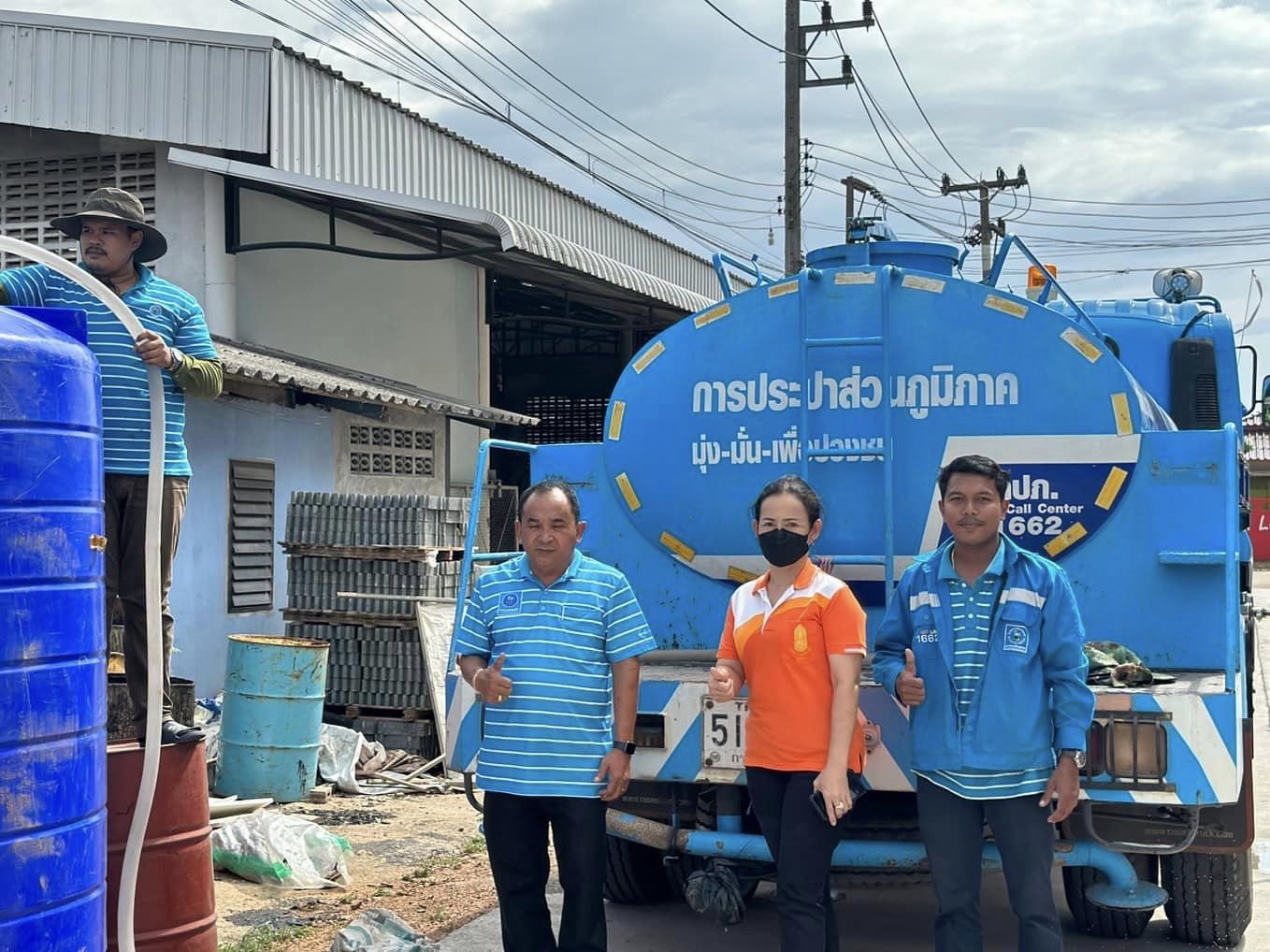 กปภ.สาขาหลังสวน นำรถบรรทุกแจกจ่ายน้ำ ช่วยเหลือประชาชนที่ได้รับผลกระทบจากสถานการณ์ภัยแล้ง อำเภอสวี จังหวัดชุมพร