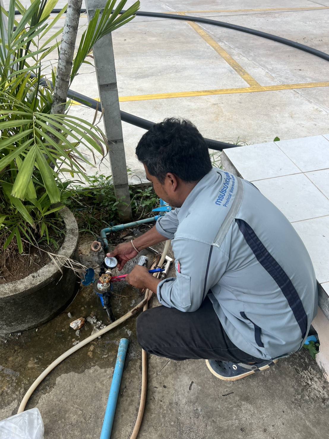 การประปาส่วนภูมิภาคสาขาอ่าวลึก ลงพื้นที่ตามโครงการ "ผู้ใช้น้ำมั่นใจ กปภ.เช็คชัวร์" โดยทำการตรวจสอบแรงดันน้ำ