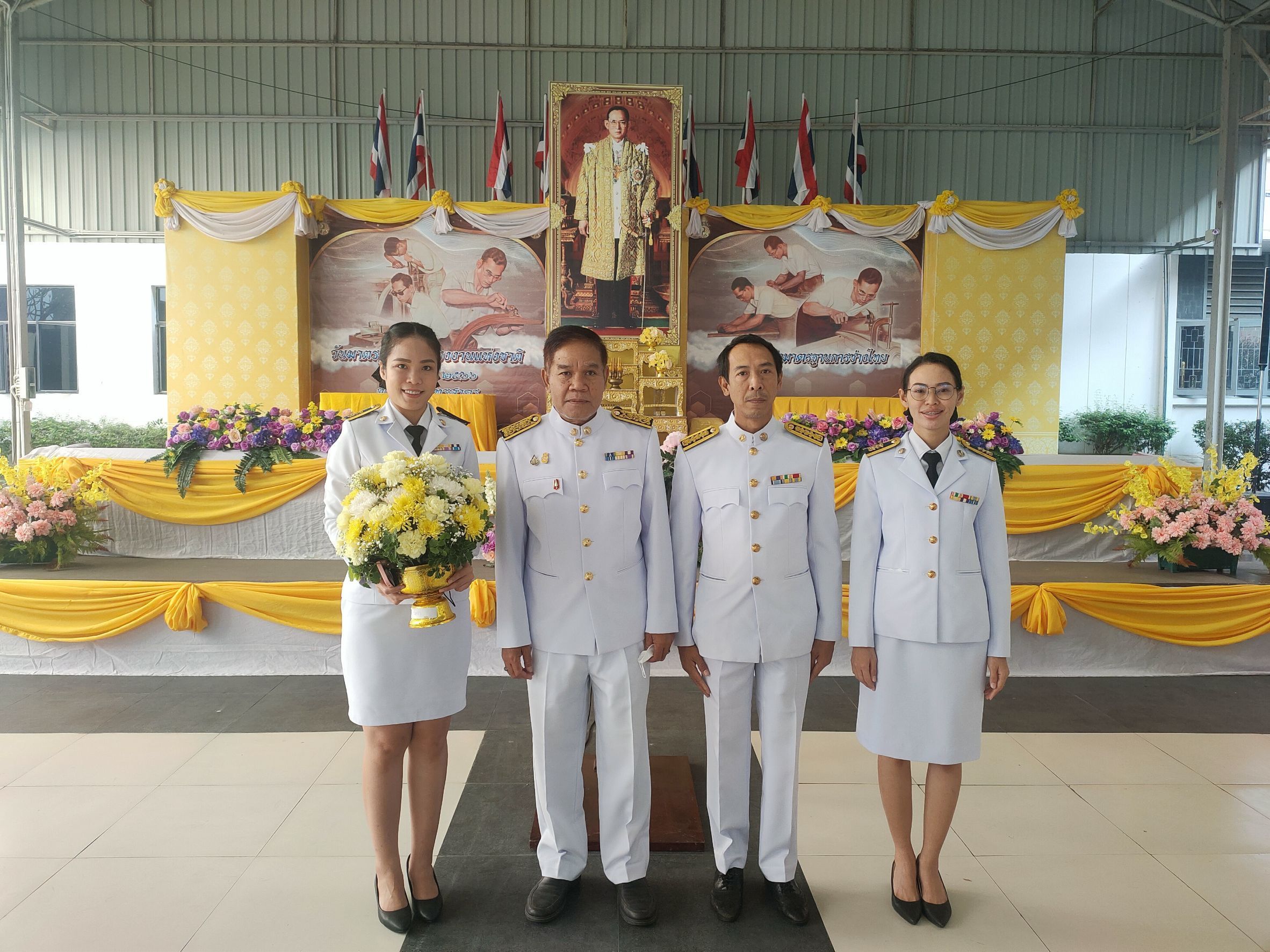 กปภ.สาขาสมุทรสาคร ร่วมพิธีวางพานพุ่มดอกไม้สดถวายราชสักการะน้อมรำลึกในพระมหากรุณาธิคุณในหลวง ร.9 เนื่องในวัน วันมาตรฐานฝีมือแรงงานแห่งชาติ ประจำปี 2566