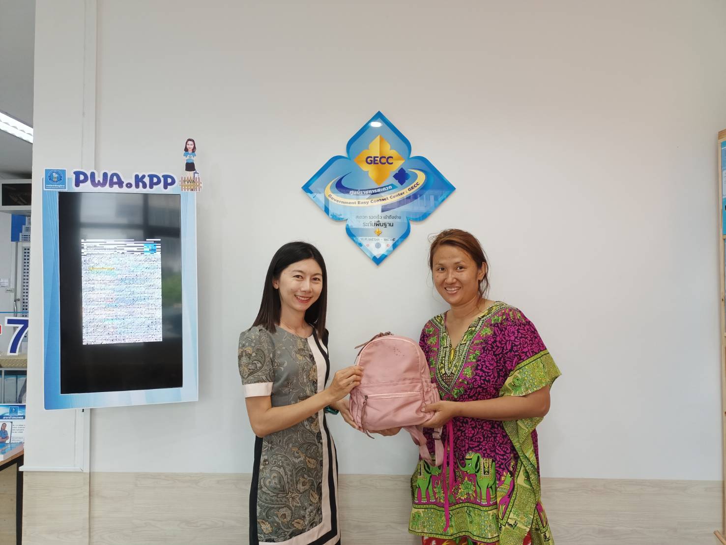 ปรบมือรัวๆ เลย! ขอชื่นชม พนักงาน กปภ.สาขากำแพงเพชร เก็บกระเป๋าสะพายลูกค้าได้ รีบนำส่งคืนเจ้าของทันที