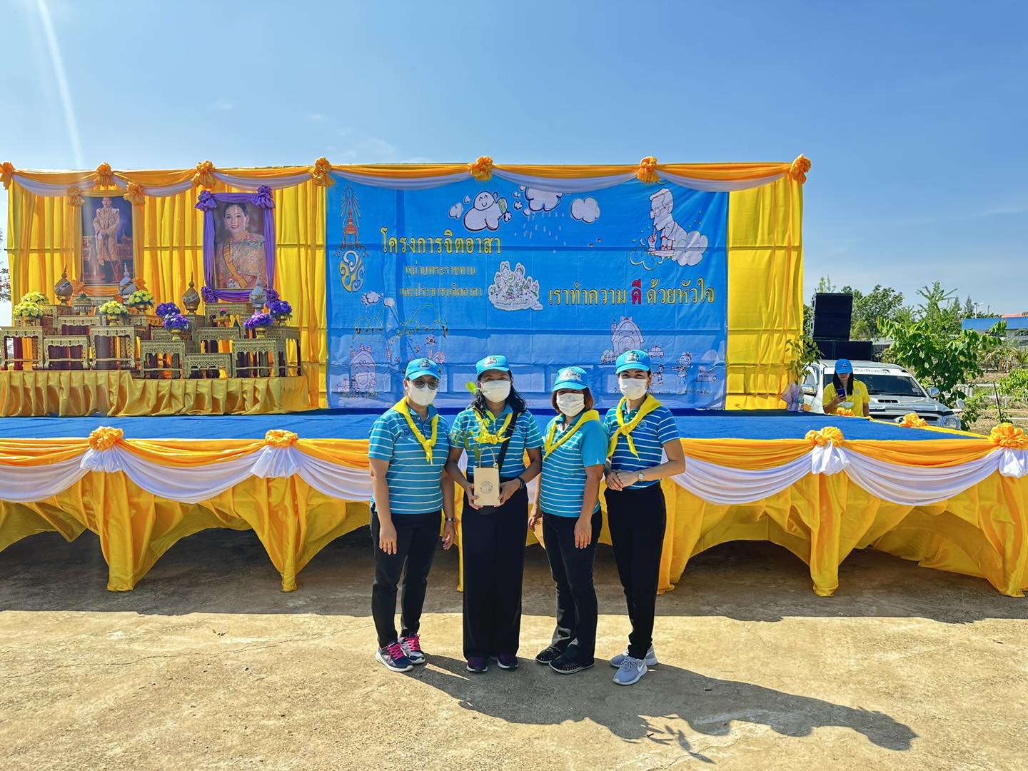 เมื่อวันที่ 3 มิถุนายน 2566 กปภ.สาขาเกาะคา ร่วมกิจกรรมจิตอาสาพัฒนาสถานที่สาธารณะปลูกต้นไม้ โดยมี นายชัชวาลย์ ฉายะบุตร ผู้ว่าราชการจังหวัดลำปาง นำคณะผู้บริหาร และเจ้าหน้าที่จากหน่วยงานภาครัฐ ภาคเอกชน องค์กรปกครองส่วนท้องถิ่น และประชาชนจิตอาสา ทำกิจกรรมจิตอาสาพัฒนาสถานที่สาธารณะ ปลูกต้นไม้ ปลูกป่า เนื่องในโอกาสวันเฉลิมพระชนมพรรษา สมเด็จพระนางเจ้าสุทิดา พัชรสุธาพิมลลักษณ พระบรมราชินี 3 มิถุนายน 2566 ณ พื้นที่ราชพัสดุ (ตรงข้ามพระบรมราชานุสาวรีย์สมเด็จพระนเรศวรมหาราช) อ.เกาะคา โดยร่วมกันปลูกกล้าไม้ 601 กล้า บนเนื้อที่ประมาณ 4 ไร่ พร้อมทั้งรับต้นกล้าไม้ไปปลูกในพื้นที่ต่างๆ 1,100 กล้า อาทิ ต้นขะจาว สัก อินทนิล เสลา ทองอุไร ประดู่ มะค่าโมง ตะเคียน และยางนา #กปภ.ปลูกป่าเพื่อแผ่นดิน