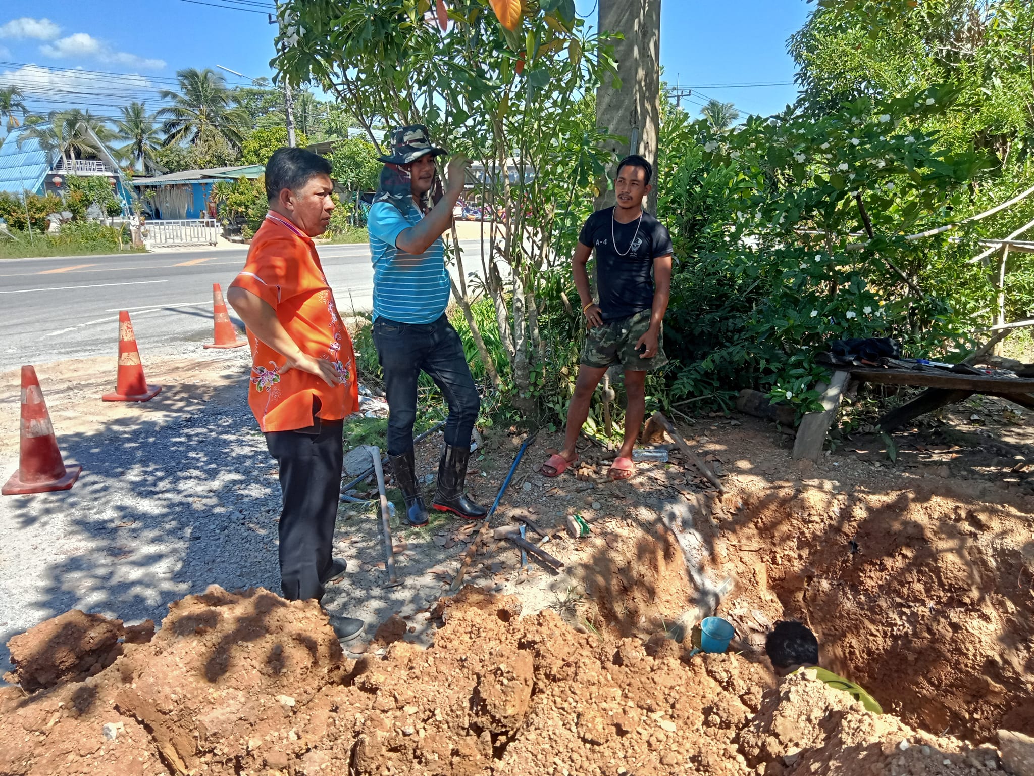 การประปาส่วนภูมิภาคสาขากาญจนดิษฐ์เร่งดำเนินการตัดประสานท่อเพื่อการบริหารจัดการน้ำประปาในพื้นที่บริการของ กปภ.สาขากาญจนดิษฐ์ วันพฤหัสบดี ที่ 22 มิถุนายน 2566 นาย สุรพงศ์ สมหวัง ผู้จัดการ กปภ.สาขากาญจนดิษฐ์ ลงพื้นที่หน้างานตัดประสานท่อ ซอยนาเหนือ ตำบลดอนสัก อำเภอดอนสัก เพื่อติดตามและเร่งรัดให้ผู้รับจ้างเร่งดำเนินการตัดประสานท่อและจ่ายน้ำเข้าระบบให้เร็วที่สุด เพื่อดำเนินการจ่ายน้ำให้ลูกค้าผู้ใช้น้ำต่อไป