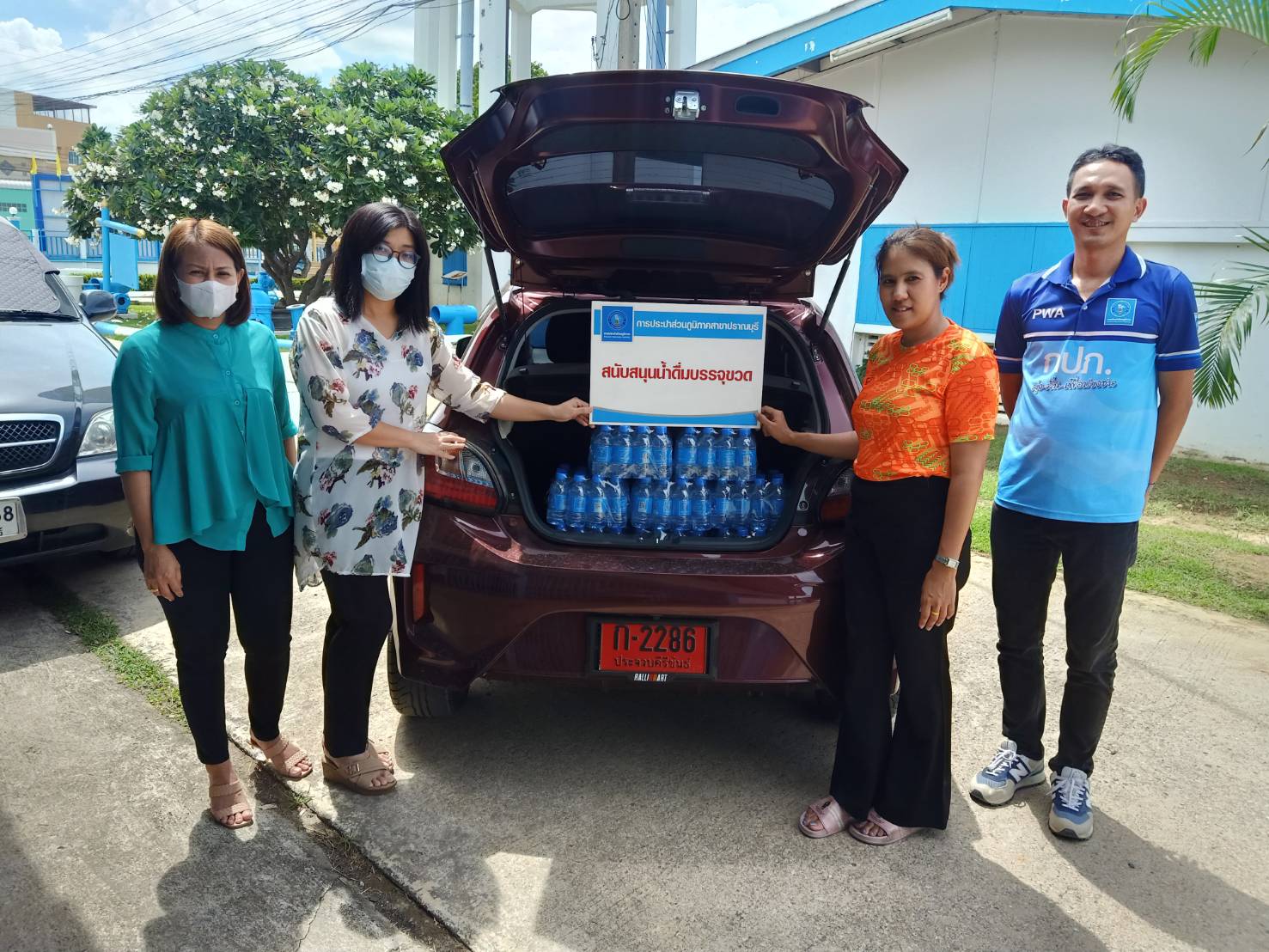 กปภ.สาขาปราณบุรี มอบน้ำดื่มตราสัญลักษณ์ ตามโครงการ CSR ให้กับอำเภอปราณบุรี และเกษตรอำเภอปราณบุรี ใช้ในกิจกรรมโครงการอำเภอยิ้มเคลื่อนที่ และกิจกรรมทุเรียนเขาจ้าว และของดีเมืองปราณบุรี
