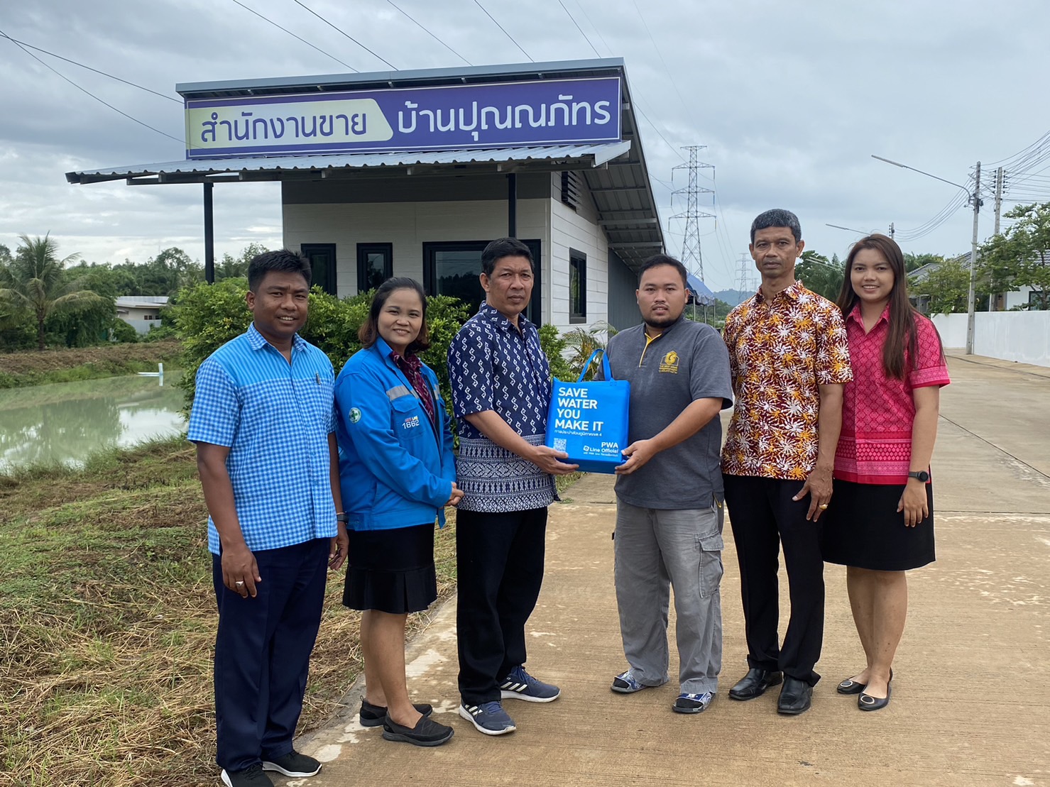 การประปาส่วนภูมิภาคสาขากาญจนดิษฐ์ ลงพื้นที่พบผู้ใช้น้ำรายใหญ่ ภายใต้กิจกรรมมุ่งมั่นเพื่อปวงชน เติมใจให้กันประจำปี 2566 ณ โครงการบ้านปุณณภัทร @ท่าทองใหม่-ดอนรัก ตำบลทุ่งกง กาญจนดิษฐ์ อำเภอกาญจนดิษฐ์ จังหวัดสุราษฎร์ธานี