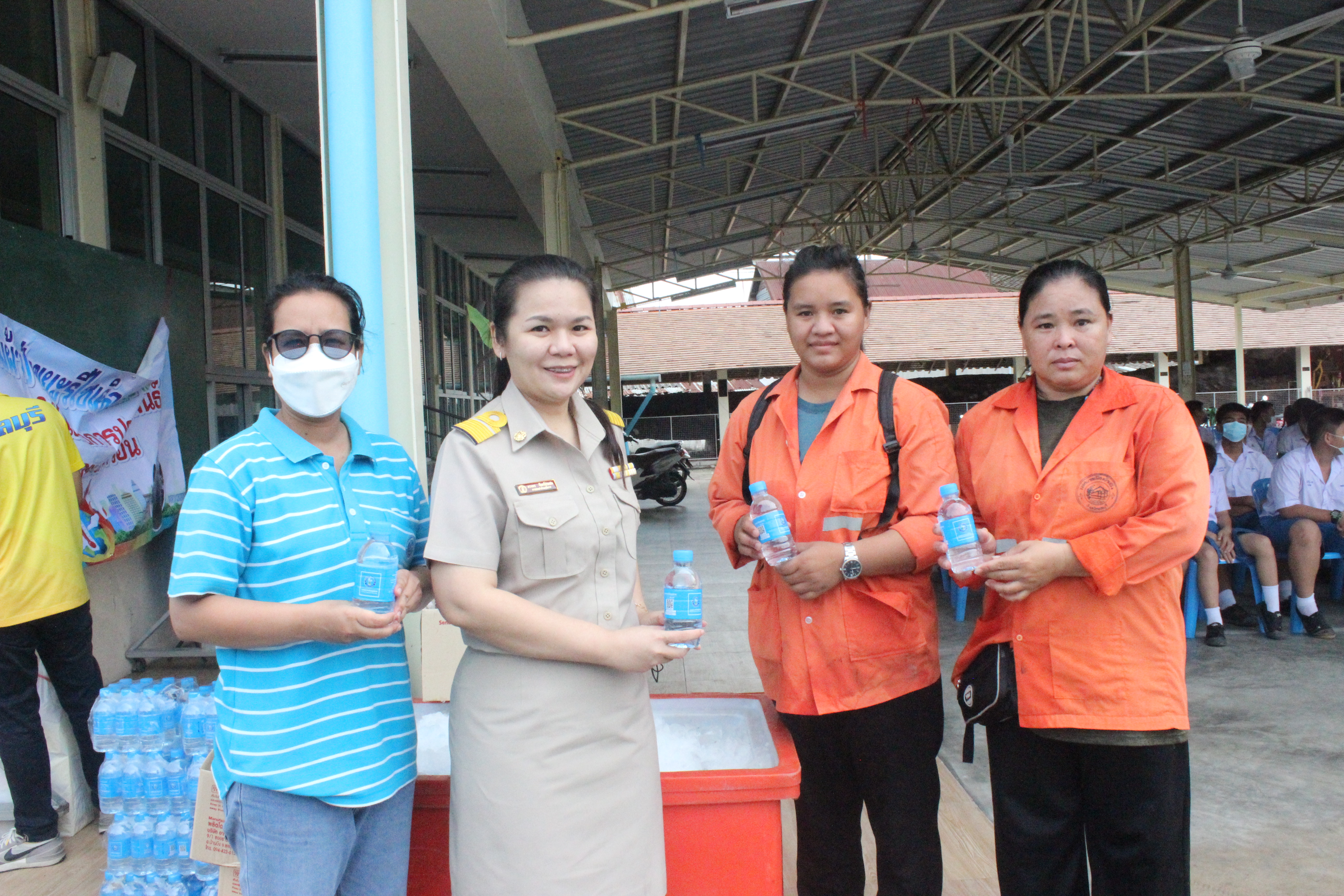 กปภ.สาขาบ้านบึงร่วมพิธีหล่อเทียน พร้อมมอบน้ำดื่มเพื่อบริการประชาชน