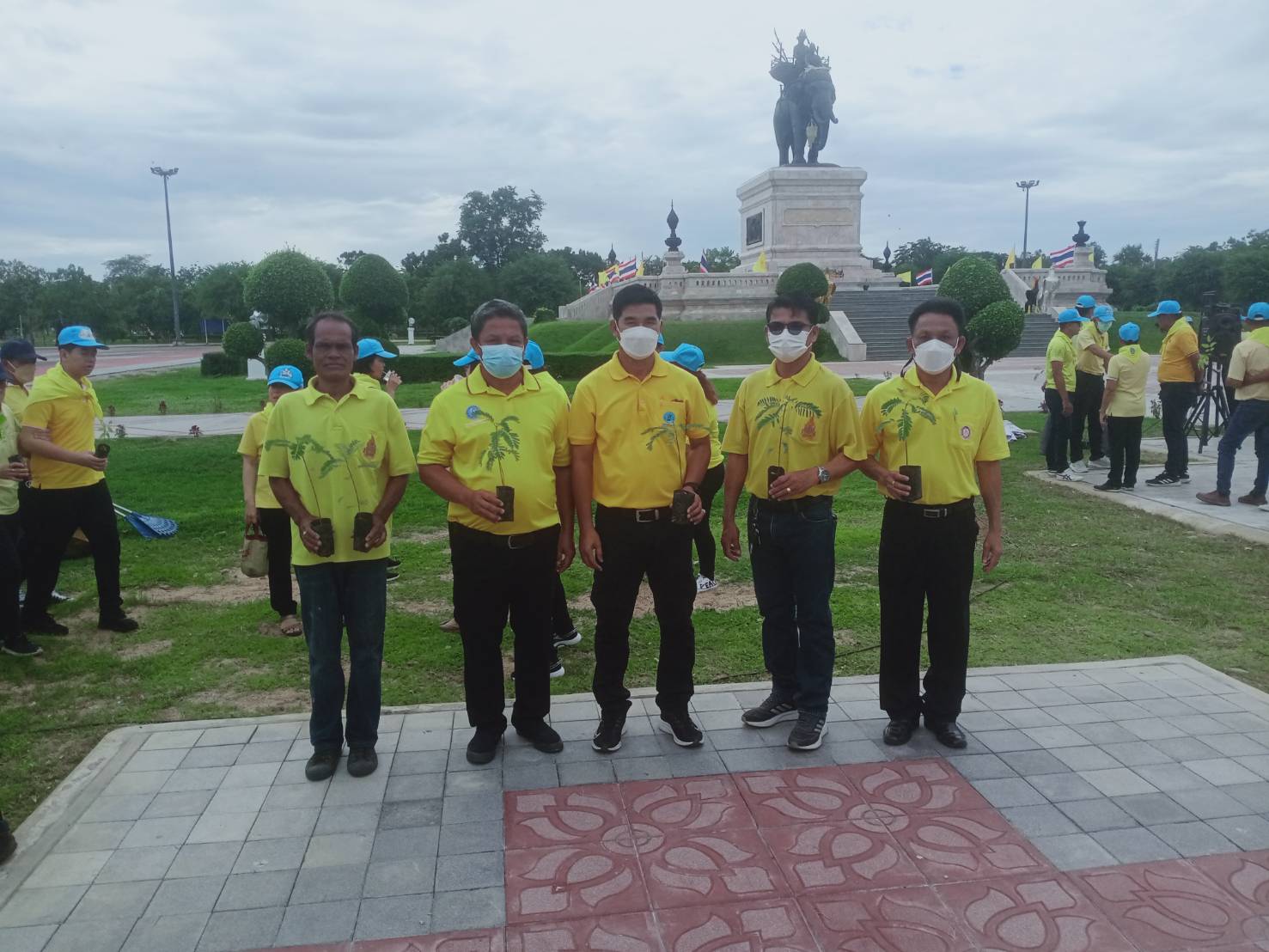 กปภ.สาขาพนมทวน ร่วมกิจกรรมจิตอาสาปลูกต้นไม้ และพัฒนาแหล่งท่องเที่ยวปรับภูมิทัศน์
