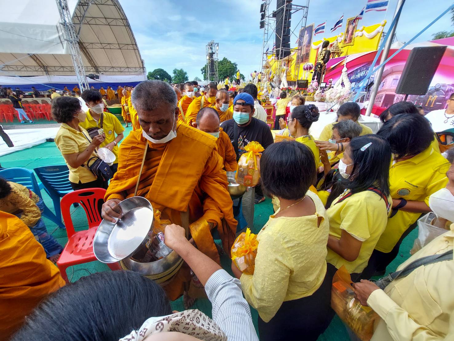 กปภ.สาขารังสิต(พ) ร่วมพิธีทำบุญตักบาตรเนื่องในโอกาสวันเฉลิมพระชนมพรรษาพระบาทสมเด็จพระเจ้าอยู่หัว