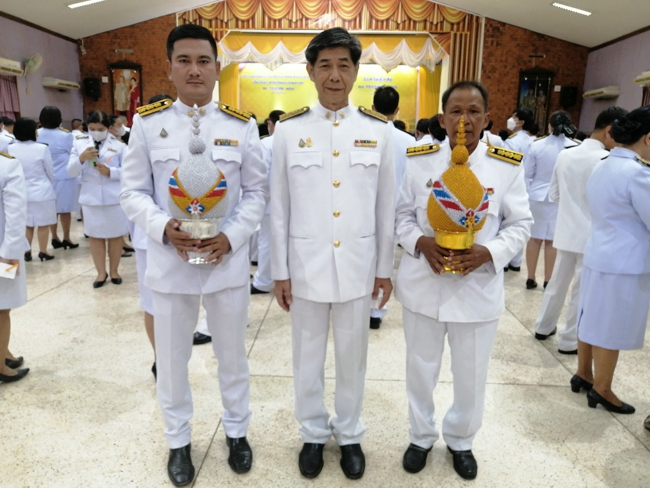 นายธงชัย สถิตย์ตระกูล ผู้จัดการการประปาส่วนภูมิภาคสาขาสุโขทัย และนายวัชรพงศ์ พรหมรัตน์ ผู้ช่วยผู้จัดการการประปาส่วนภูมิภาคสาขาสุโขทัย หัวหน้างานและพนักงาน ร่วมทำบุญตักบาตร ร่วมพิธีถวายสัตย์ปฏิญาณ เพื่อเป็นข้าราชการที่ดีและพลังของแผ่นดิน ร่วมพิธีถวายเครื่องราชสักการะและวางพานพุ่ม และพิธีจุดเทียนถวายพระพรชัยมงคล เฉลิมพระเกียรติพระบาทสมเด็จพระเจ้าอยู่หัว เนื่องในโอกาสมหามงคลเฉลิมพระชนมพรรษา 28 กรกฎาคม 2566 ณ โรงเรียนสุโขทัยวิทยาคม จังหวัดสุโขทัย