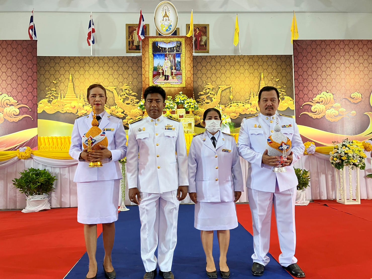 วันศุกร์ที่ 28 กรกฎาคม 2566 กปภ.สาขากาญจนดิษฐ์ โดยนายสุรพงศ์ สมหวัง ผู้จัดการ กปภ.สาขากาญจนดิษฐ์ มอบหมายพนักงานในสังกัด ร่วมพิธีถวายเครื่องราชสักการะ วางพานพุ่มและถวายพระพรชัยมงคล กิจกรรมเนื่องในโอกาสวันเฉลิมพระชนมพรรษาพระบาทสมเด็จพระเจ้าอยู่หัว ประจำปีพุทธศักราช 2566 โดยในเวลา 17.30 ถึง 19.30 น. ได้เข้าร่วมพิธีถวายเครื่องราชสักการะและวางพานพุ่ม ณ ศาลาประชาคม ที่ว่าการอำเภอ กาญจนดิษฐ์ จ.สุราษฎร์ธานี