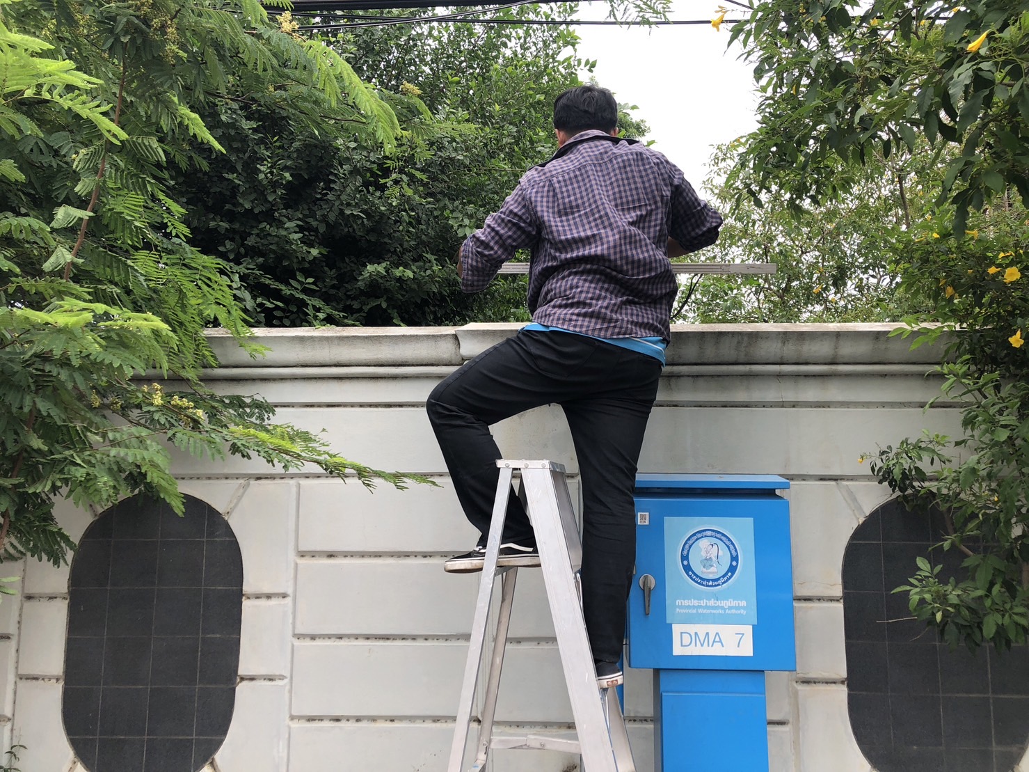 กปภ.สาขาท่ามะกา ดำเนินการบำรุงรักษาและทำความสะอาดตู้ DMA01-08 เพื่อให้พร้อมใช้งานเป็นปัจจุบัน