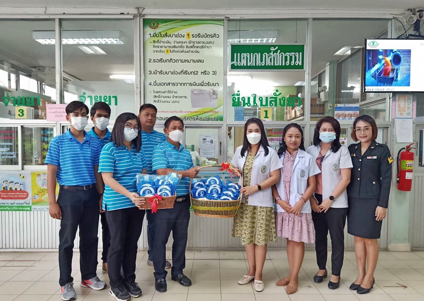 กปภ.สาขาปราณบุรี มอบกระเป๋าผ้าลดโลกร้อน สัญลักษณ์ กปภ. ให้กับโรงพยาบาลค่ายธนะรัชต์ เพื่อให้กับประชาชนใส่ยากลับเคหะหลังจากรับบริการ
