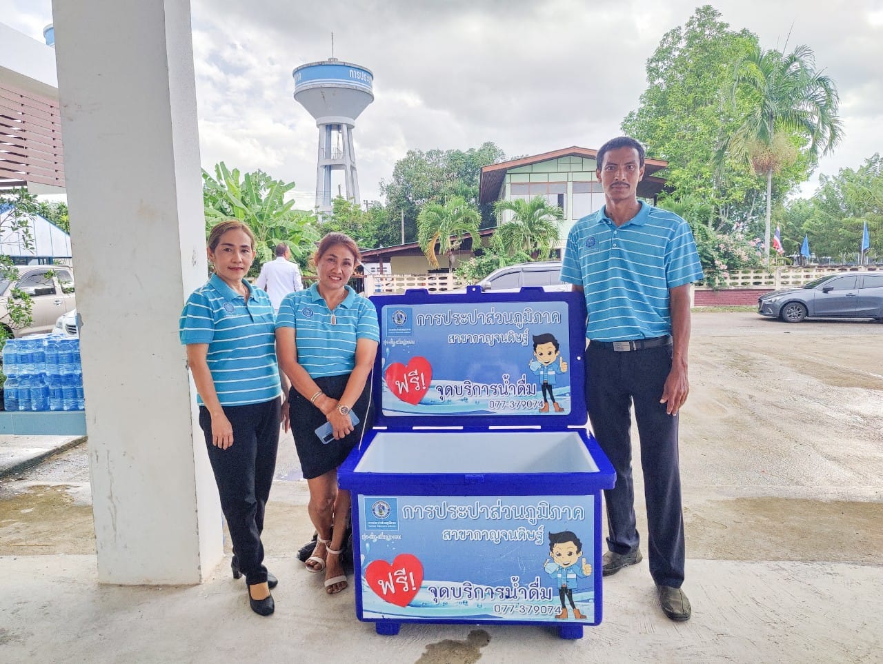ในวันที่ ๑๒ สิงหาคม ๒๕๖๖ การประปาส่วนภูมิภาคสาขากาญจนดิษฐ์ ภายใต้การบริหารงานโดยนายสุรพงศ์ สมหวัง ผู้จัดการการประปาส่วนภูมิภาคสาขากาญจนดิษฐ์ มอบหมายให้พนักงานในสังกัด ร่วมแจกน้ำดื่มตราสัญญาลักษณ์ กปภ.ในพิธีถวายเครื่องราชสักการะ วางพานพุ่ม และจุดเทียนถวายพระ พรชัยมงคล สมเด็จพระนางเจ้าสิริกิติ์ พระบรมราชินีนาถ พระบรมราชชนนีพันปีหลวง เนื่องในโอกาสวันเฉลิมพระชนมพรรษา ๑๒ สิงหาคม ๒๕๖๖ ณ ศาลาประชาคม อ.กาญจนดิษฐ์ จ.สุราษฎร์ธานี