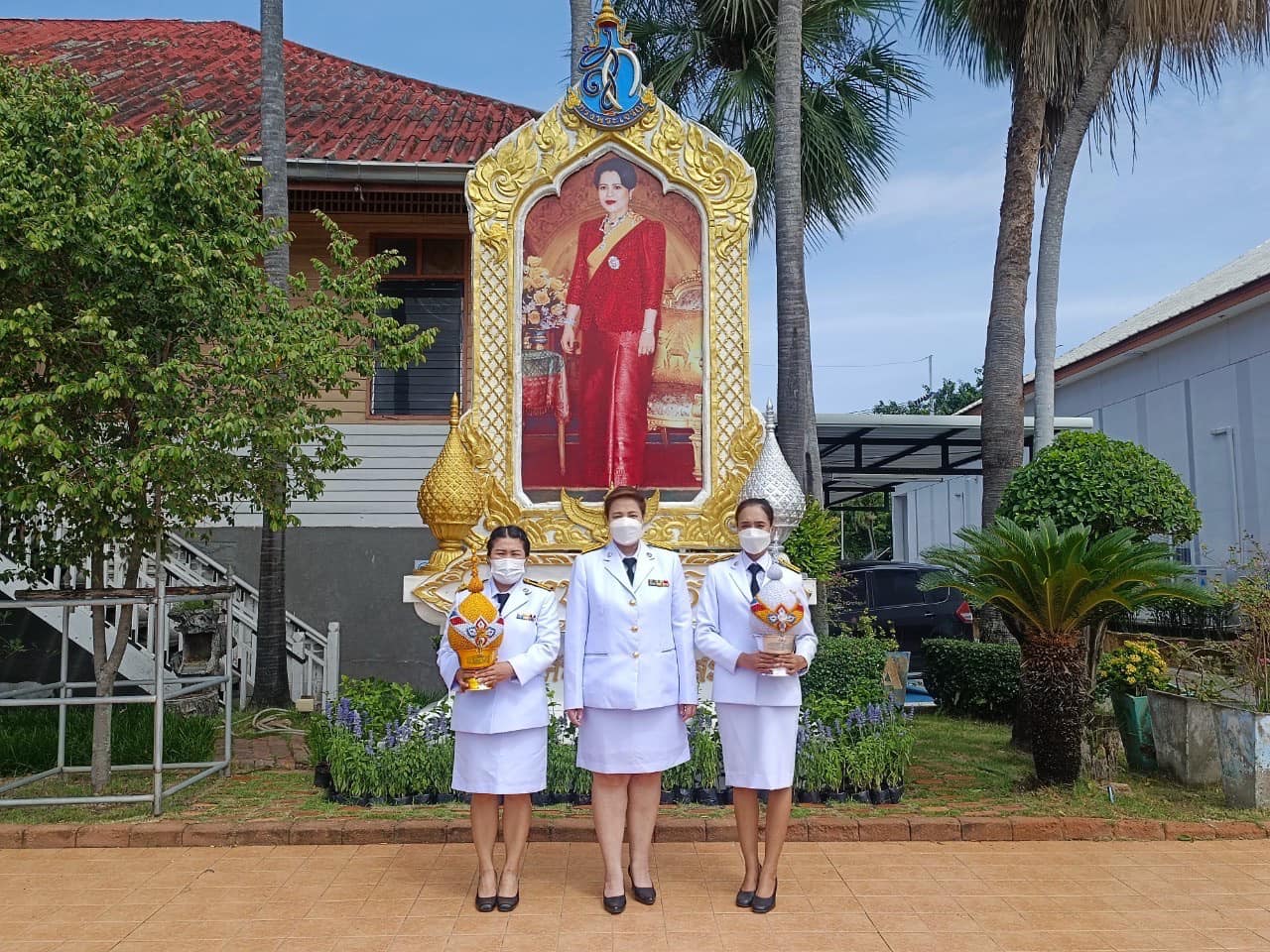 ร่วมพิธีถวายเครื่องราชสักการะและวางพานพุ่ม และพิธีจุดเทียนถวายพระพรชัยมงคล เฉลิมพระเกียรติสมเด็จพระนางเจ้าสิริกิติ์พระบรมราชินีนาถ พระบรมราชชนนีพันปีหลวง