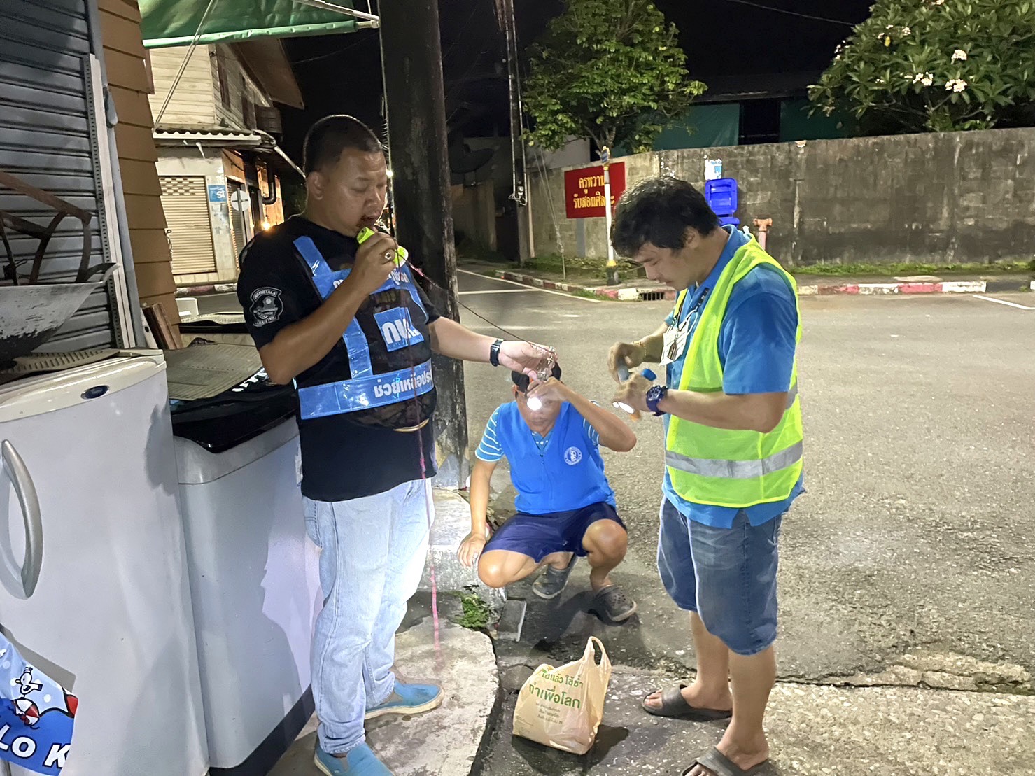 กปภ.สาขาขลุง ออกสำรวจหาท่อรั่วในพื้นที่ตามแผน MM01 สถานีผลิตน้ำขลุง จ่ายพื้นที่ขลุง บริเวณตลาดขลุง ต.ขลุง อ.ขลุง จ.จันทบุรี