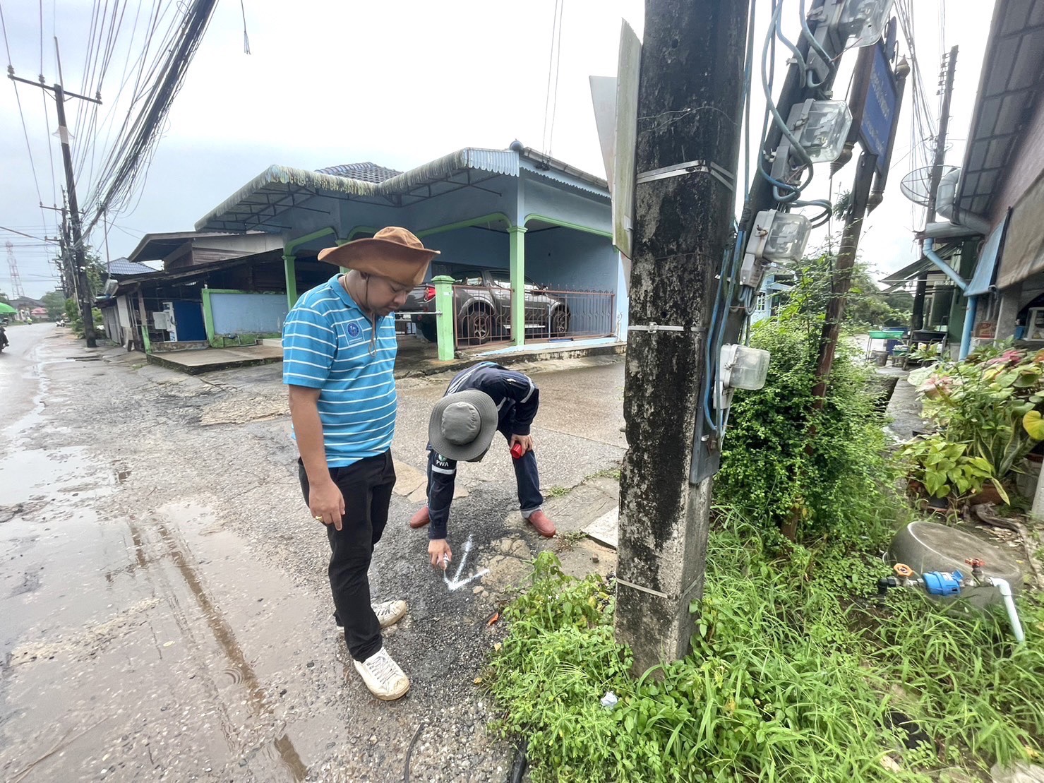 กปภ.สาขาขลุง ออกสำรวจหาท่อรั่ว เพื่อแก้ไขปัญหาน้ำไหลอ่อน-ไม่ไหล ในพื้นที่รับผิดชอบ บริเวณ ถ.เทศบาลสาย3 ซ.5 อ.ขลุง จ.จันทบุรี