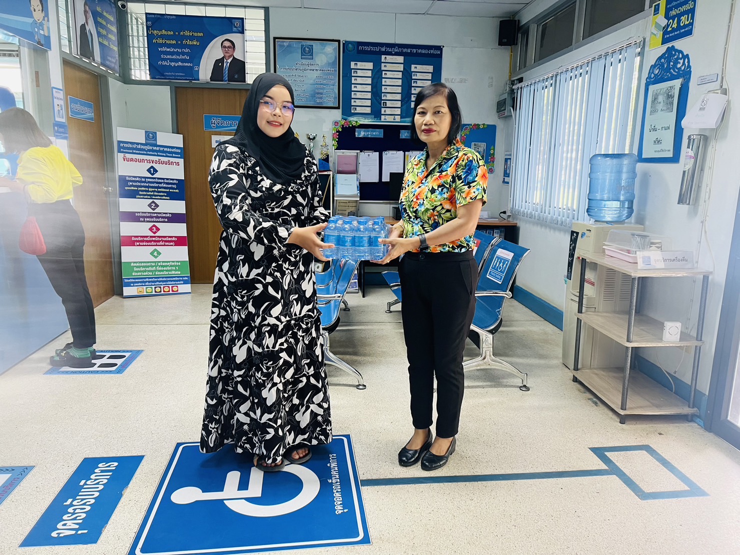 การประปาส่วนภูมิภาคสาขาคลองท่อม มอบน้ำดื่มบรรจุขวดตราสัญลักษณ์ กปภ. จำนวน 720 ขวด ภายใต้โครงการ กปภ.ปันน้ำใจ (PWA Care)