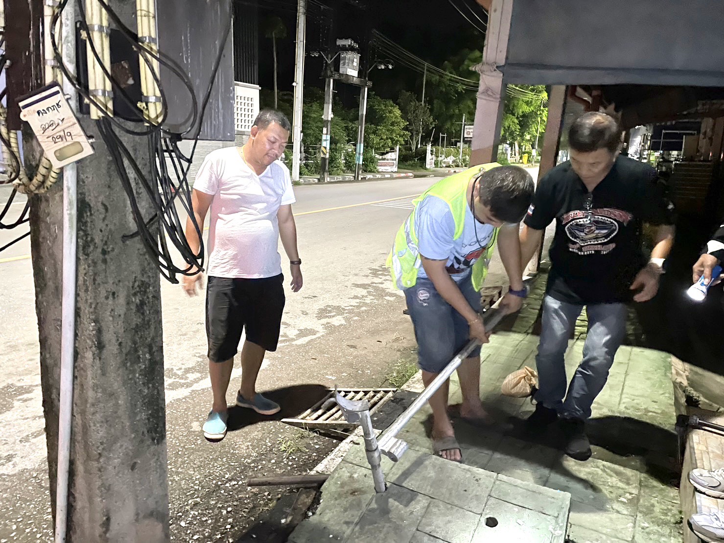 กปภ.สาขาขลุง ออกสำรวจหาท่อแตก/รั่วและตรวจแรงดันในพื้นที่ตามแผนลดน้ำสูญเสีย MM06 สถานีผลิตน้ำพลิ้ว จ่ายพื้นที่ ต.พลิ้ว บริเวณตลาดพลิ้ว อ.แหลมสิงห์ จ.จันทบุรี