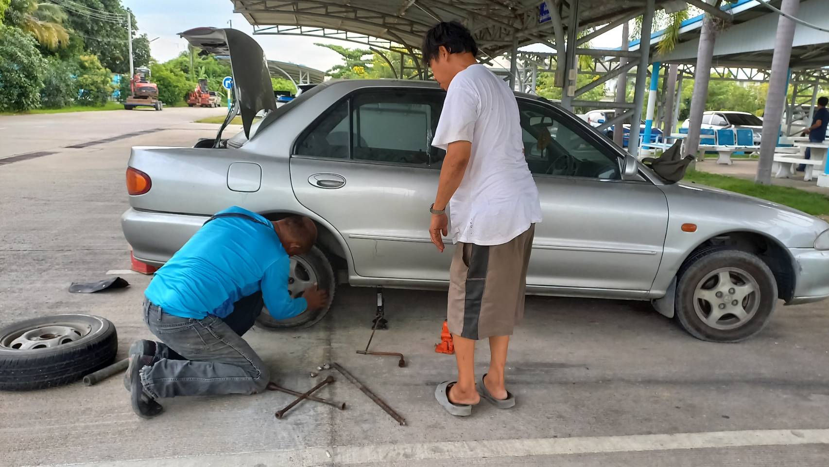 พนักงาน กปภ.สาขาอ้อมน้อย ช่วยเหลือลูกค้ายางรั่ว สร้างความประทับใจ