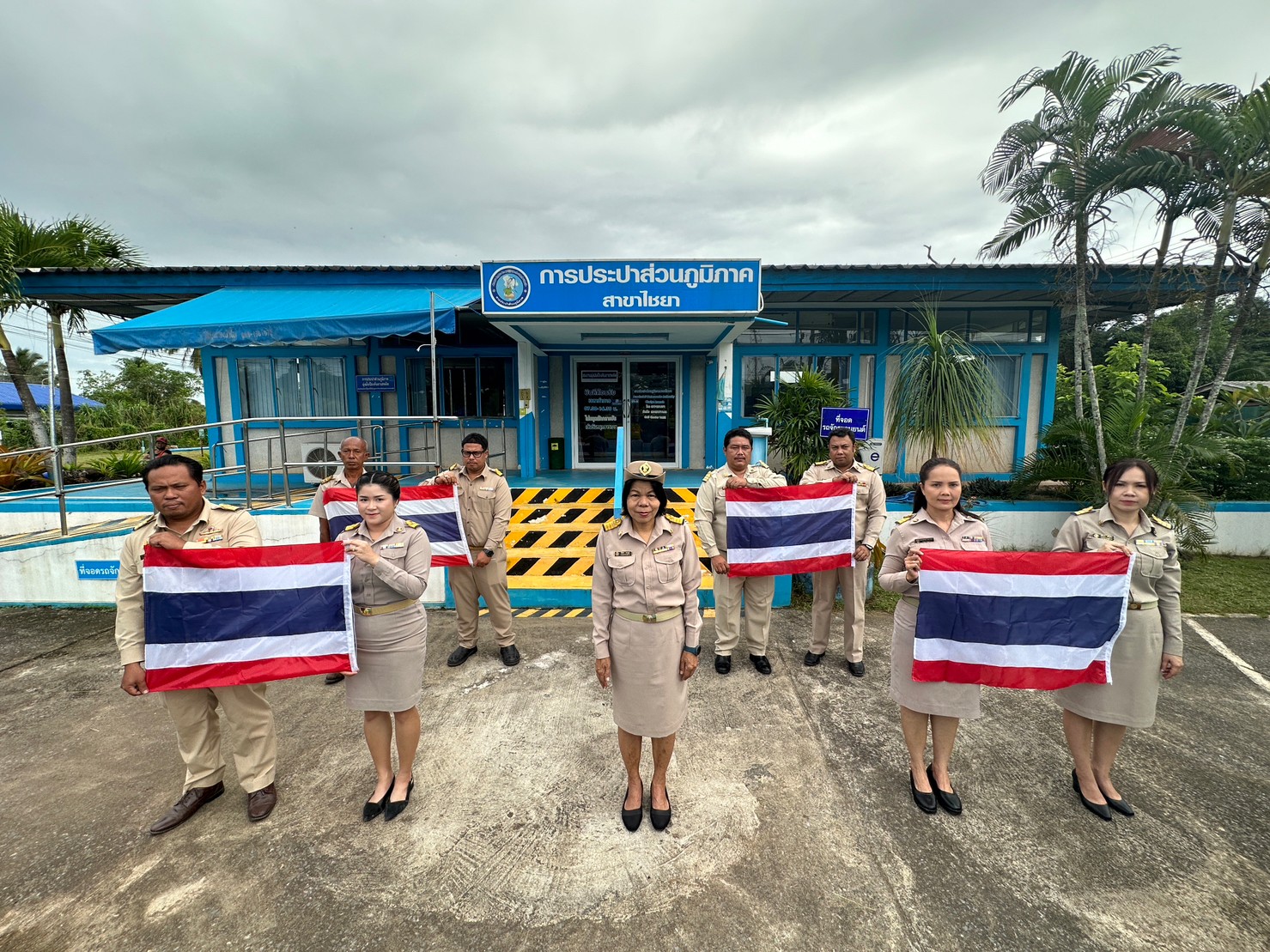 การประปาส่วนภูมิภาคสาขาไชยา ร่วมจัดกิจกรรมเคารพธงชาติและร้องเพลงชาติไทย เนื่องในวันพระราชทานธงชาติไทย