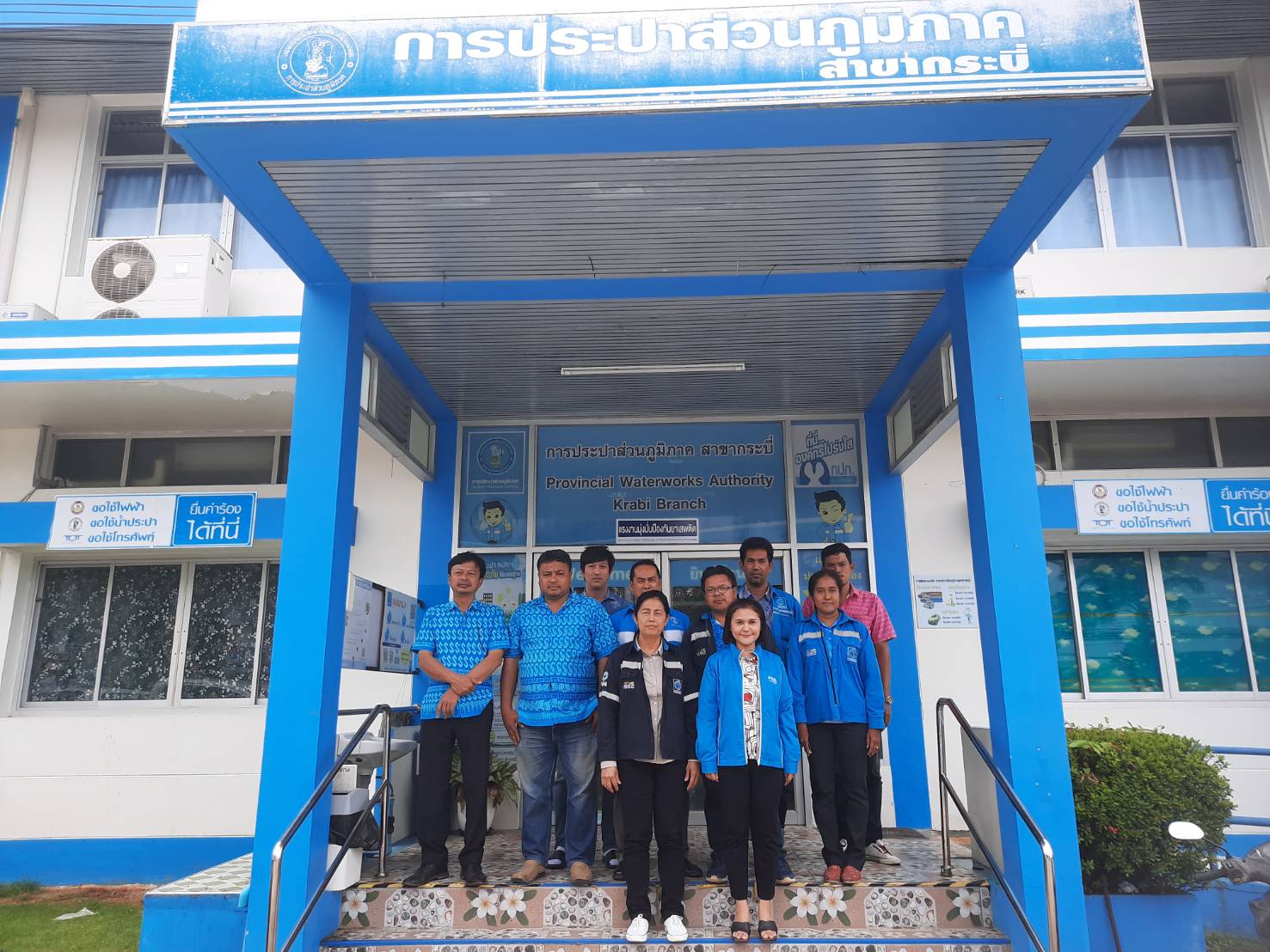 กปภ.สาขากระบี่ ดำเนินงานตามแผนบริหารจัดการน้ำสูญเสียเชิงรุก เดินหน้าลงพื้นที่จ่ายน้ำ สี่แยกคลองจิหลาด ถนนกระบี่-เขาทอง ตำบลไสไทย อำเภอเมือง จังหวัดกระบี่ เดินเท้าหาท่อแตกรั่ว พร้อมซ่อมปิดจุด เพื่อลดการเกิดน้ำสูญเสีย