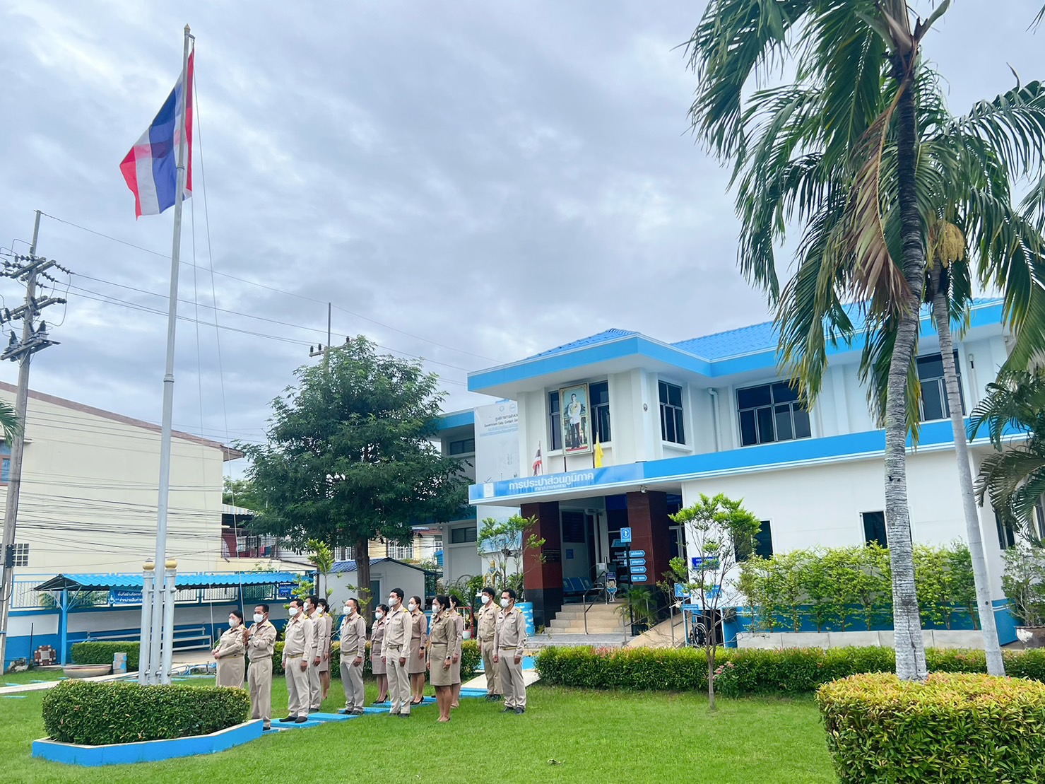 กปภ.สาขาสมุทรสงคราม ร่วมใจกันยืนตรงเคารพธงชาติ เนื่องในวันพระราชทานธงชาติไทย 28 กันยายน (Thai National Flag Day) ประจำปี 2566