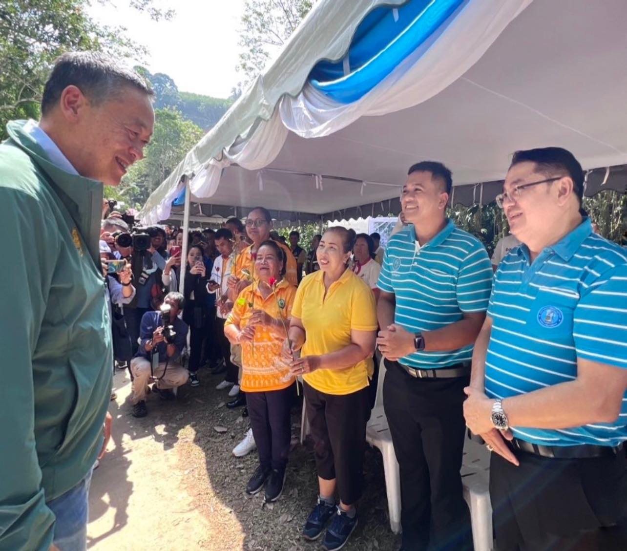 กปภ.ข.4 ลงพื้นที่ออกบูธบริการน้ำดื่มบรรจุขวดตราสัญลักษณ์ กปภ. แก่ เจ้าหน้าที่ ประชาชน และผู้มาร่วมให้การต้อนรับ นายเศรษฐา ทวีสิน นายกรัฐมนตรี พร้อมคณะ