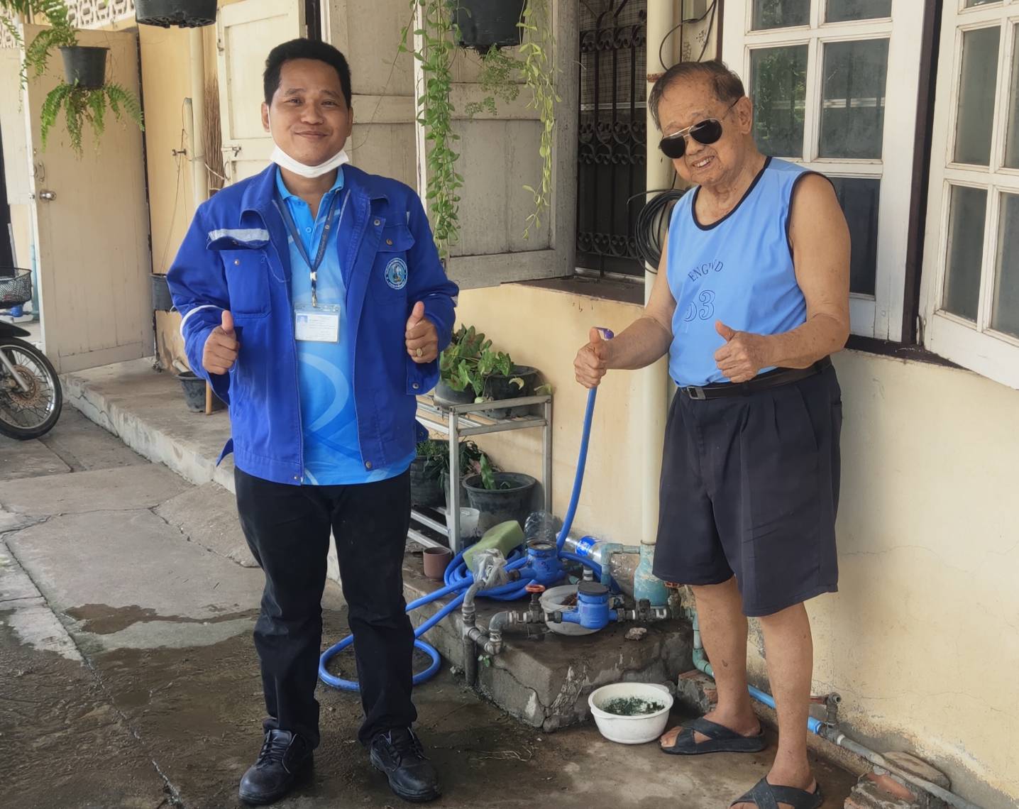 ให้ภาพบอกเรื่องราวความประทับใจ มิสเตอร์ประปากำแพงเพชร แก้ไขประตูน้ำรั่ว