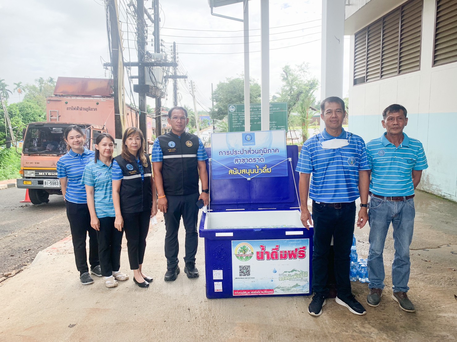 การประปาส่วนภูมิภาคสาขาตราด ร่วมบริการน้ำดื่มตราสัญลักษณ์ กปภ.ให้แก่ประชาชน ที่มาให้การต้อนรับ นายอรรถนิติ ดิษฐอำนาจ องคมนตรี และคณะ