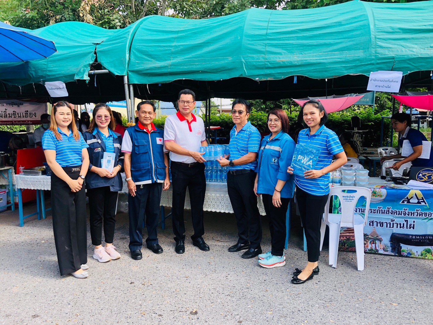 ผู้จัดการการประปาส่วนภูมิภาคสาขาบ้านไผ่ ได้มอบน้ำดื่มตราสัญลักษณ์ กปภ. และร่วมกิจกรรมบริจาคโลหิต ณ ที่ว่าการอำเภอบ้านไผ่