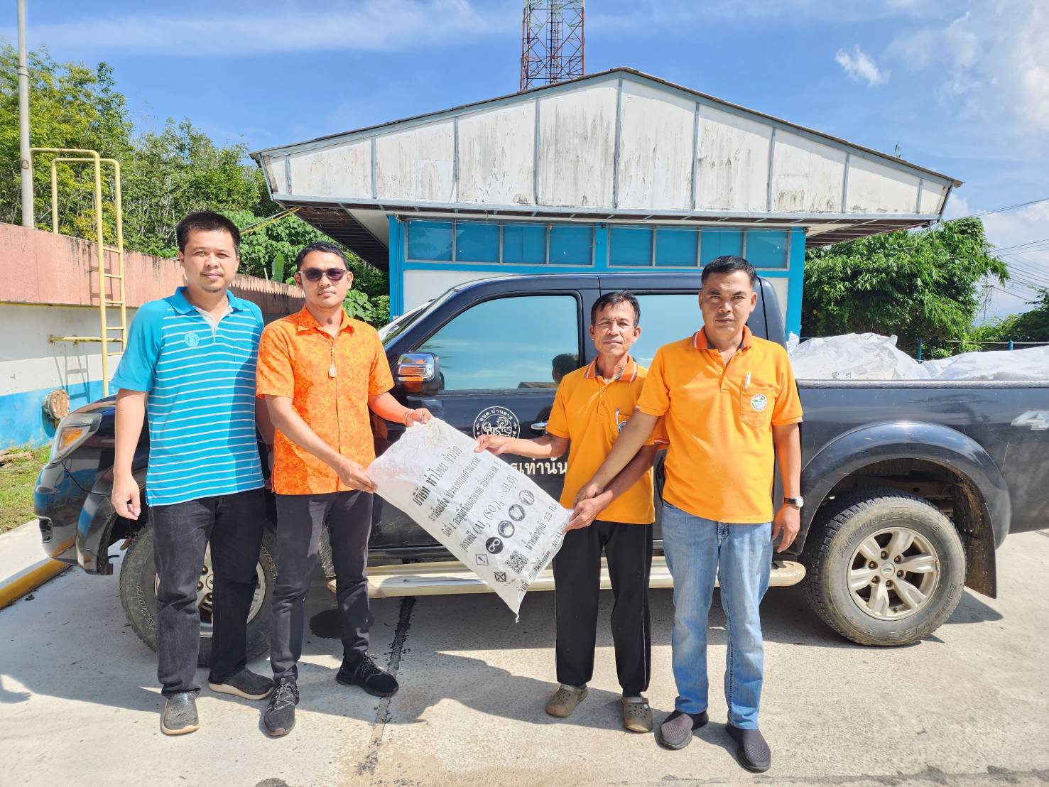 กปภ.สาขาบ้านตาขุน มอบกระสอบเปล่า(บรรจุสารส้ม) ให้องค์การบริหารส่วนตำบลบ้านยาง เพื่อใช้บรรจุทรายในการซ่อมแซมฝายที่ชำรุดไว้ใช้ในการกักเก็บน้ำ