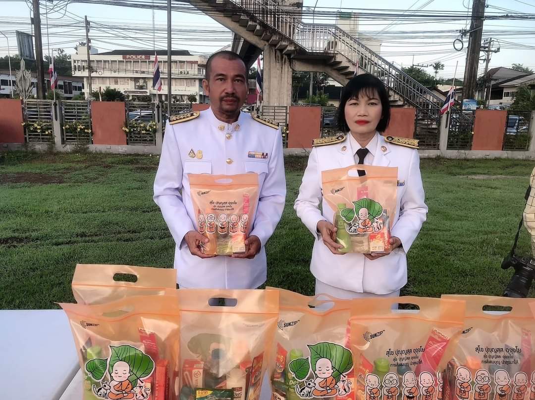 กปภ.สาขาคลองท่อมเข้าร่วมกิจกรรมน้อมรำลึกเนื่องในวันคล้ายวันสวรรคต พระบาทสมเด็จพระบรมชนกาธิเบศร มหาภูมิพลอดุลยเดชมหาราช บรมนาถบพิตรได้เข้าร่วมพิธีทำบุญตักบาตรถวายเป็นพระราชกุศล