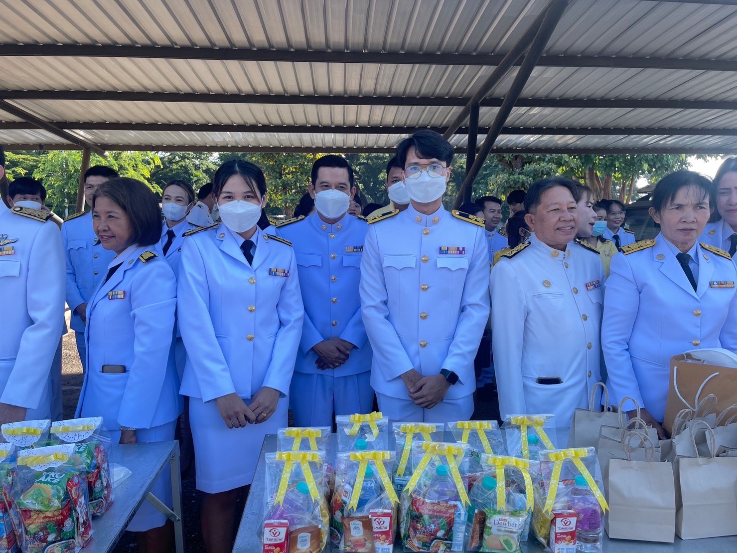 กปภ.สาขาพนมสารคาม เข้าร่วมพิธีทำบุญตักบาตรและพิธีวางพวงมาลา ถวายเป็นพระราชกุศล เนื่องในวันนวมินทรมหาราช 13 ตุลาคม 2566