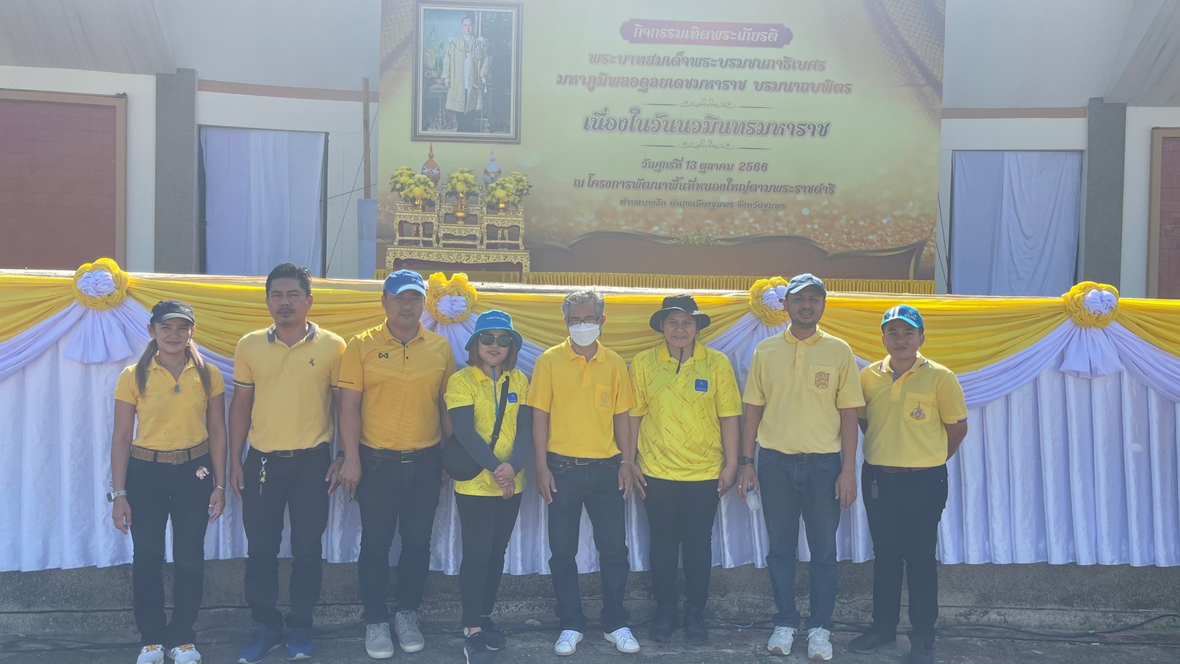........น้ำดื่ม น้ำใจ กปภ.มีให้เสมอ....... การประปาส่วนภูมิภาคสาขาชุมพร ร่วมกิจกรรมสนับสนุนน้ำดื่มบรรจุขวดตราสัญลักษณ์ กปภ. ในกิจกรรมจิตอาสา เทิดพระเกียรติ พระบาทสมเด็จพระบรมชนกาธิเบศร มหาภูมิพลอดุลยเดชมหาราช บรมนาถบพิตร เนื่องในวันนวมินทรมหาราช ณ โครงการพัฒนาพื้นที่หนองใหญ่ ตามพระราชดำริ ตำบลบางลึก อำเภอเมือง จังหวัดชุมพร