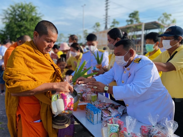กปภ.สาขากุยบุรี ร่วมพิธีใส่บาตร และถวายพวงมาลา เนื่องในวันคล้ายวันสวรรคตพระบาทสมเด็จพระบรมชนกาธิเบศร มหาภูมิพลอดุลยเดชมหาราช บรมนาถบพิตร