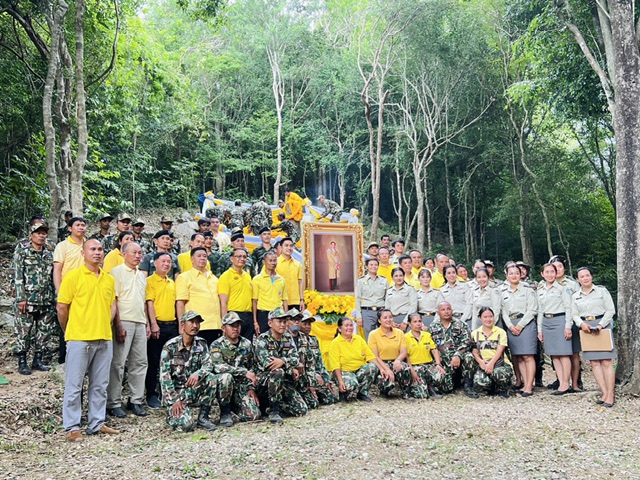 กปภ.สาขากุยบุรี ร่วมวางดอกไม้สีเหลือง ตอเอกไม้จันทน์หอม เพื่อถวายเป็นพระราชกุศลและน้อมรำลึกถึงพระมหากรุณาธิคุณ พระบาทสมเด็จพระบรมชนกาธิเบศร มหาภูมิพลอดุลยเดชมหาราช บรมนาถบพิตร