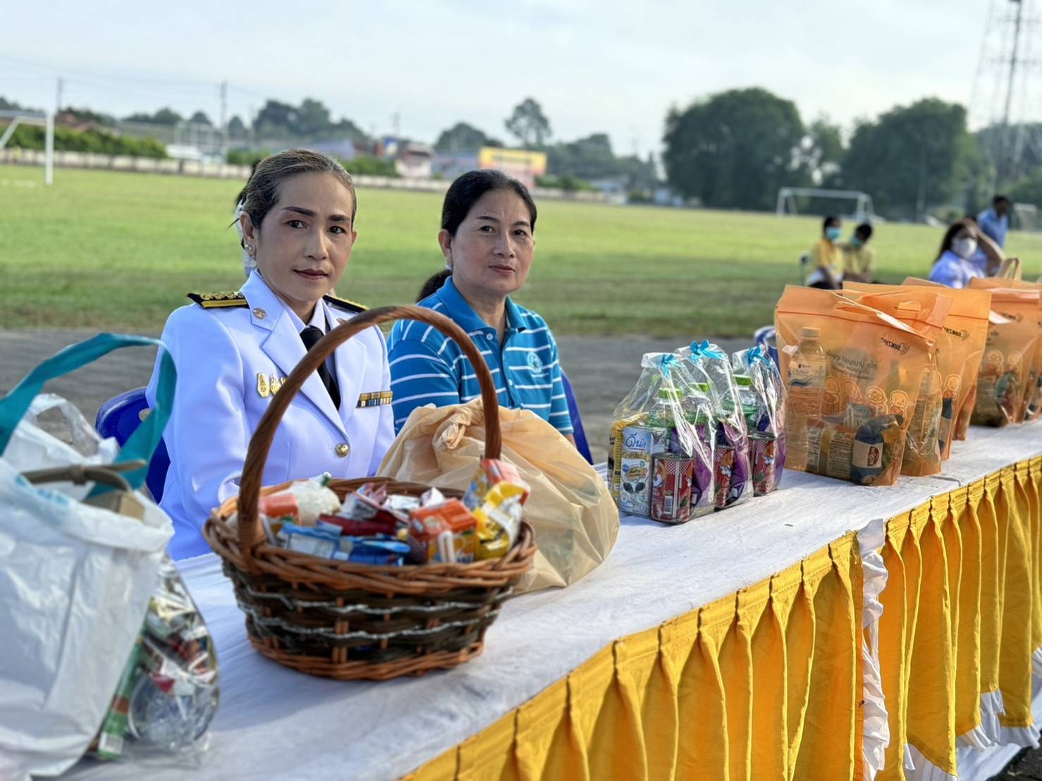 การประปาส่วนภูมิภาคสาขากาญจนดิษฐ์ เข้าร่วมพิธีทำบุญตักบาตรถวายพระราชกุศล เพื่อน้อมรำลึก ในพระมหากรุณาธิคุณ พระบาทสมเด็จพระบรมชนกาธิเบศร มหาภูมิพลอดุลยเดชมหาราชบรมนาถบพิตร เนื่องในวันนวมินทรมหาราช