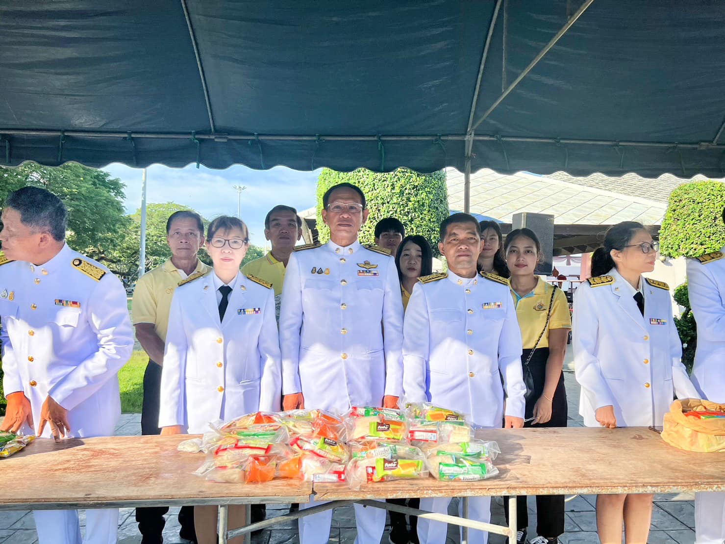 กปภ.สาขาตราด ร่วมพิธีทำบุญตักบาตรถวายพระราชกุศล และพิธีวางพวงมาลา เนื่องในวันนวมินทรมหาราช